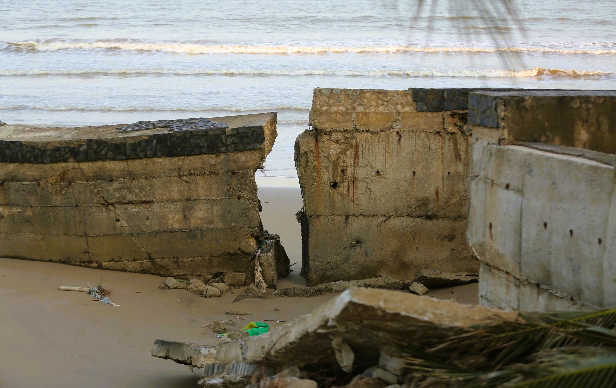 Cảnh tơi tả ở khu du lịch Hải Tiến thanh hóa cần 100 tỉ đồng tái thiết - Ảnh 9. Cảnh tơi tả ở khu du lịch Hải Tiến thanh hóa cần 100 tỉ đồng tái thiết - Ảnh 9.