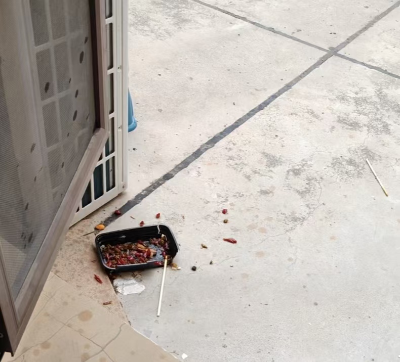 Mua căn hộ tầng hai có sân thượng tưởng trúng số, nhưng khi chuyển đến tôi mới biết đó là khởi đầu của chuỗi ngày “ác mộng”- Ảnh 4.