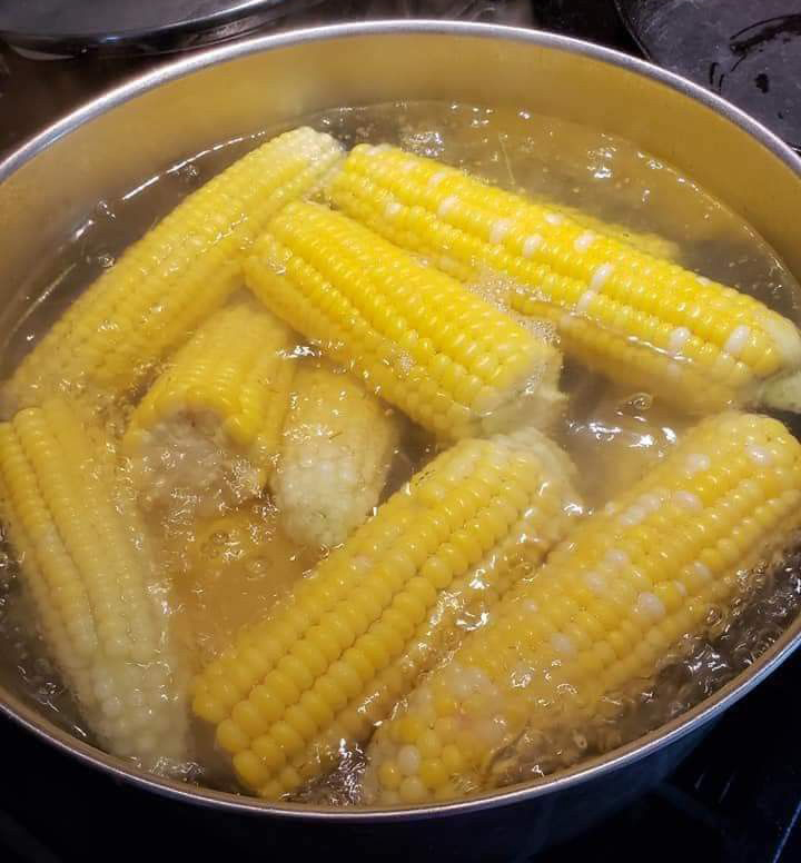 Tại sao nên thêm muối mà KHÔNG PHẢI ĐƯỜNG khi luộc ngô? Có 3 sự thật bất ngờ - Ảnh 1.