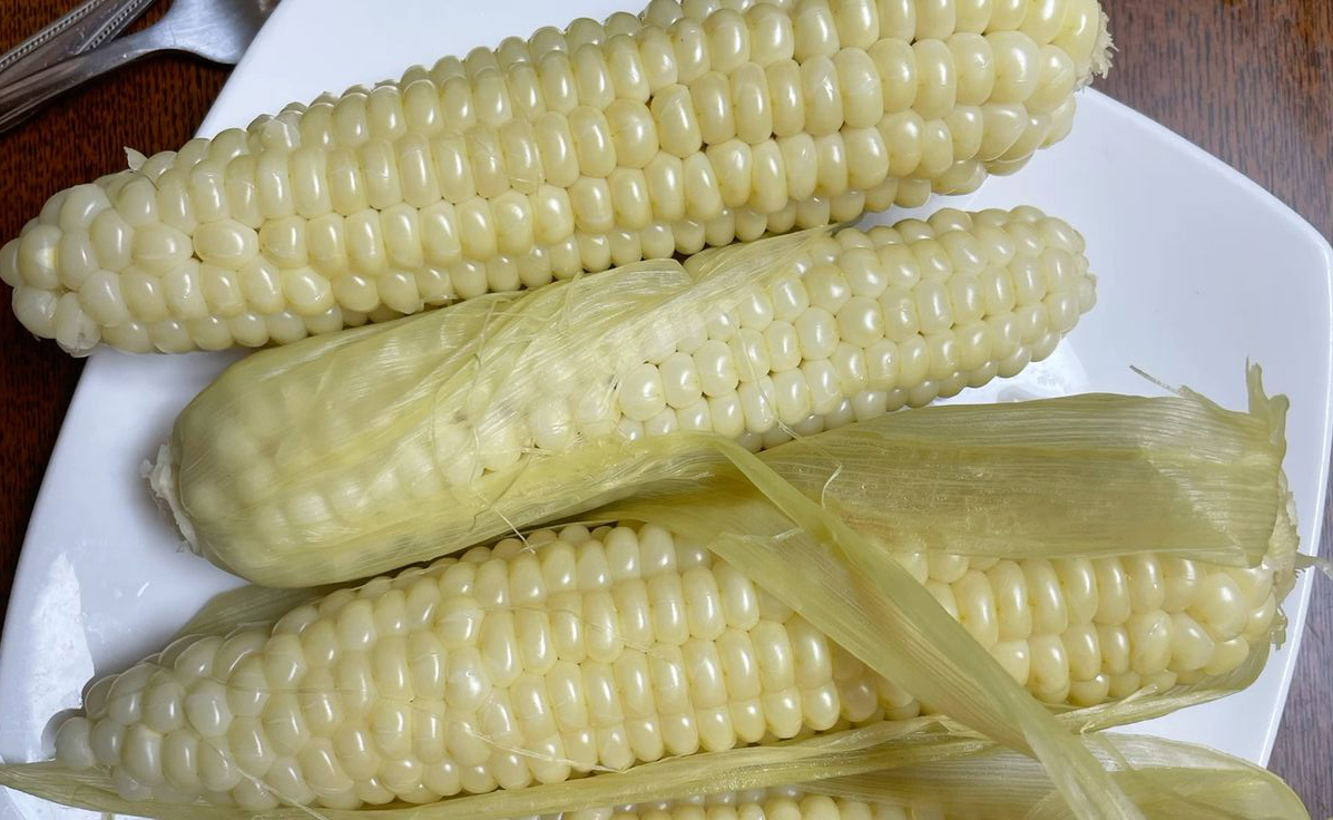 Tại sao nên thêm muối mà KHÔNG PHẢI ĐƯỜNG khi luộc ngô? Có 3 sự thật bất ngờ - Ảnh 2.