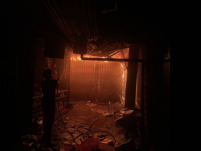 Chợ Bình Dương ở Gia Lai bất ngờ cháy lớn trong đêm, lửa khói cuồn cuộn- Ảnh 2. Chợ Bình Dương ở Gia Lai bất ngờ cháy lớn trong đêm, lửa khói cuồn cuộn- Ảnh 2.