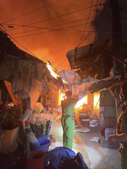 Chợ Bình Dương ở Gia Lai bất ngờ cháy lớn trong đêm, lửa khói cuồn cuộn- Ảnh 1. Chợ Bình Dương ở Gia Lai bất ngờ cháy lớn trong đêm, lửa khói cuồn cuộn- Ảnh 1.