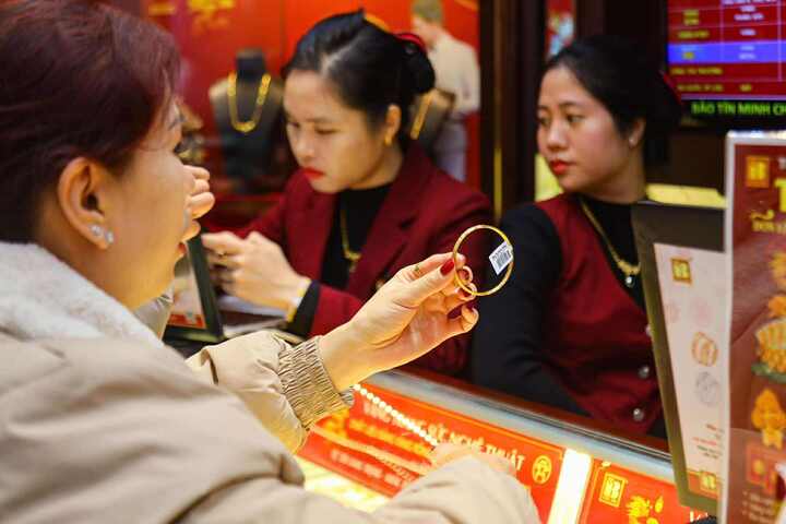 Giá vàng hôm nay 5/11: Giảm mạnh, tiếp tục rời xa ngưỡng 4.000 USD/ounce- Ảnh 1.