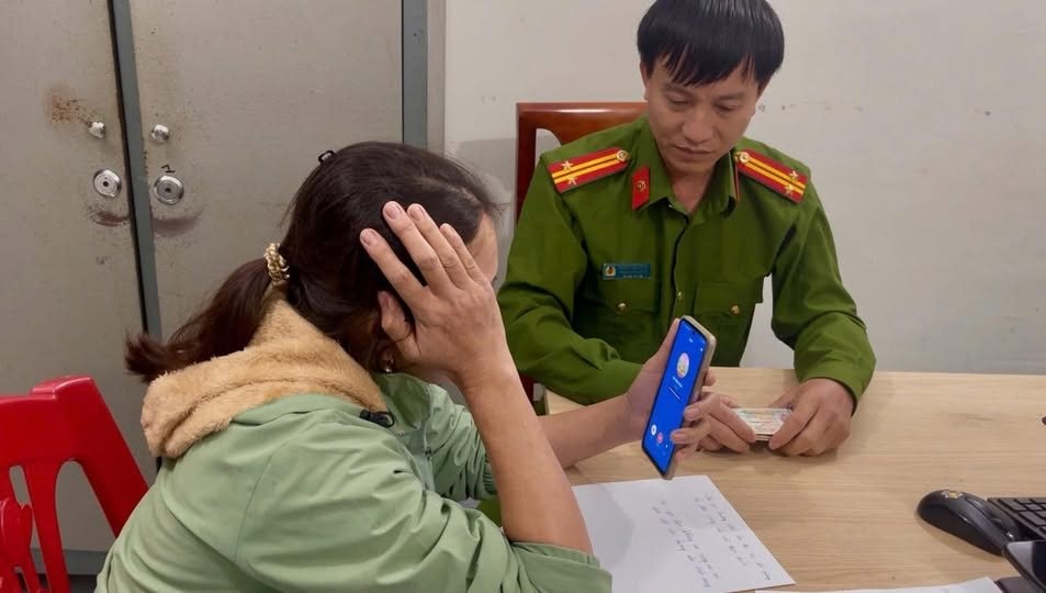 Người phụ nữ 46 tuổi được yêu cầu chuyển khoản 200 triệu đồng vào tài khoản của chính mình: Trưởng công an xã trực tiếp vào cuộc gấp- Ảnh 1.