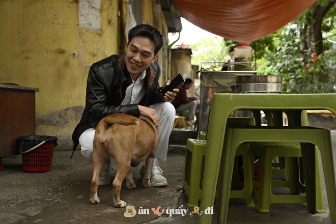 Cận cảnh chú chó “thần tài” nổi tiếng nhất Hà Nội hiện nay: Tiếp khách mệt nghỉ, giúp quán tăng doanh thu cao ngất- Ảnh 8. Cận cảnh chú chó “thần tài” nổi tiếng nhất Hà Nội hiện nay: Tiếp khách mệt nghỉ, giúp quán tăng doanh thu cao ngất- Ảnh 8.