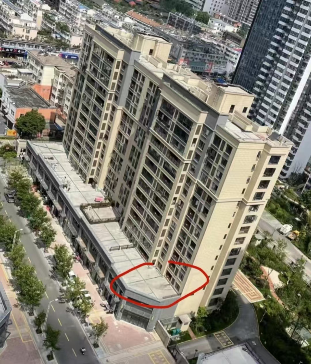 Mua căn hộ tầng hai có sân thượng tưởng trúng số, nhưng khi chuyển đến tôi mới biết đó là khởi đầu của chuỗi ngày “ác mộng”- Ảnh 2.