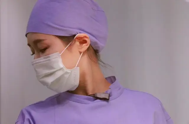 Nữ sinh điều dưỡng dùng 6 chai cồn cọ rửa chân suốt 2 tiếng mỗi đêm, nguyên nhân là...- Ảnh 1. Nữ sinh điều dưỡng dùng 6 chai cồn cọ rửa chân suốt 2 tiếng mỗi đêm, nguyên nhân là...- Ảnh 1.