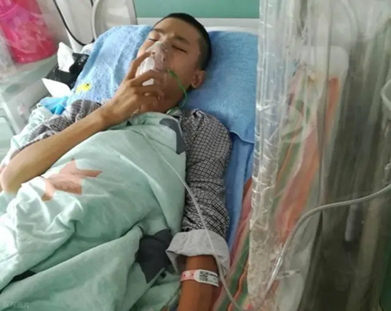 Người đàn ông suy thận, ngã quỵ trước cửa toilet, vợ khóc nghẹn: "Tôi khuyên nhiều nhưng không nghe"- Ảnh 1.