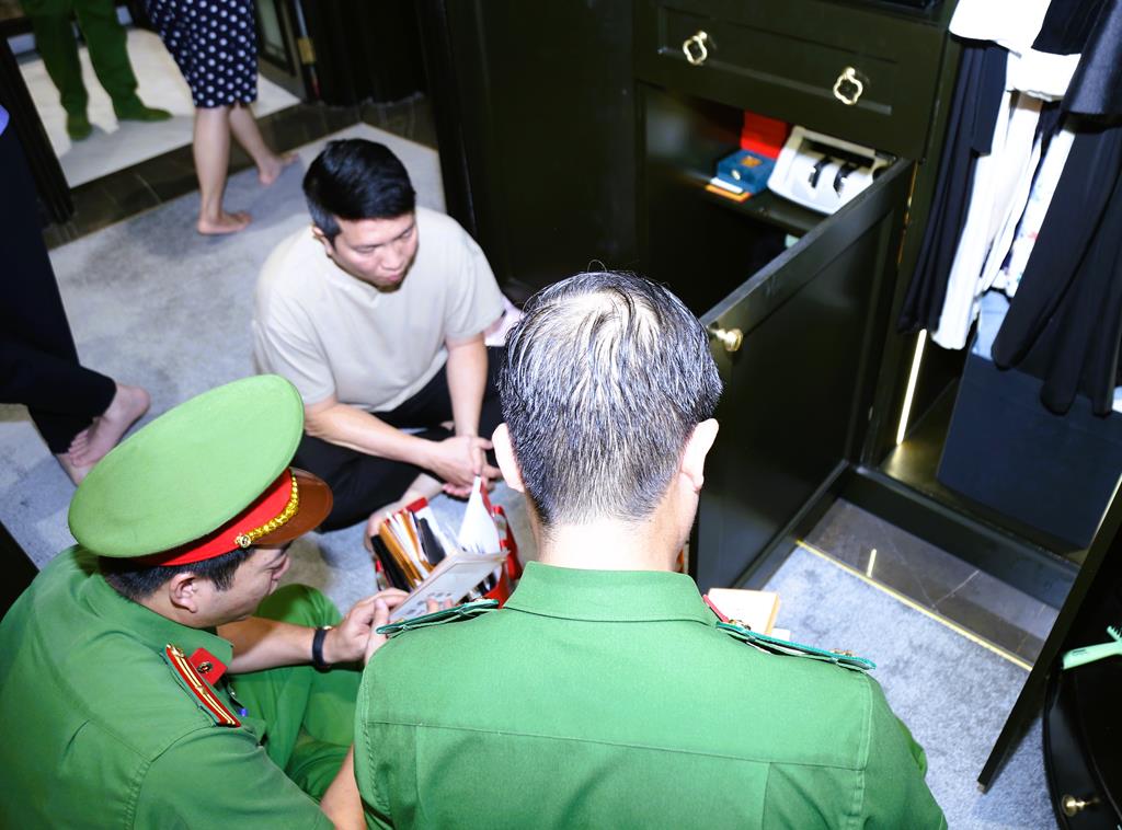 Vụ bắt chồng Đoàn Di Băng: Khám phá đường dây sản xuất kem chống nắng giả - Ảnh 3.