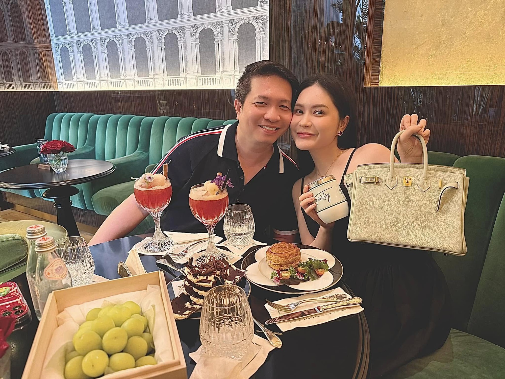 Nguyễn Quốc Vũ - chồng Đoàn Di Băng làm nghề gì mà giàu, phải xây biệt thự 400 tỷ để chứa siêu xe?- Ảnh 2. Nguyễn Quốc Vũ - chồng Đoàn Di Băng làm nghề gì mà giàu, phải xây biệt thự 400 tỷ để chứa siêu xe?- Ảnh 2.