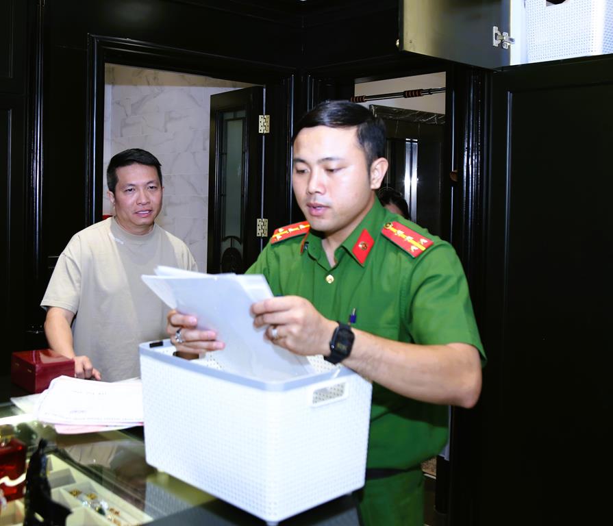 Vụ bắt chồng Đoàn Di Băng: Khám phá đường dây sản xuất kem chống nắng giả - Ảnh 2.