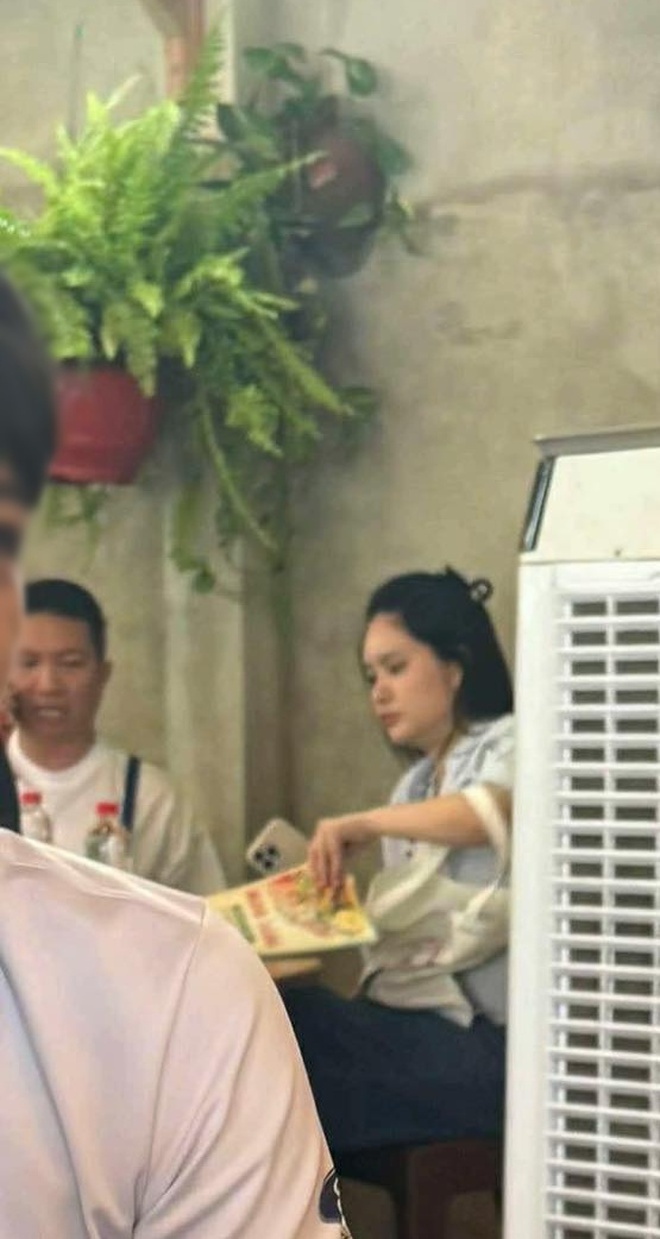 Đoàn Di Băng mếu máo, nắm chặt tay Nguyễn Quốc Vũ khicông an khám nhà, bắt tạm giam- Ảnh 4. Đoàn Di Băng mếu máo, nắm chặt tay Nguyễn Quốc Vũ khicông an khám nhà, bắt tạm giam- Ảnh 4.