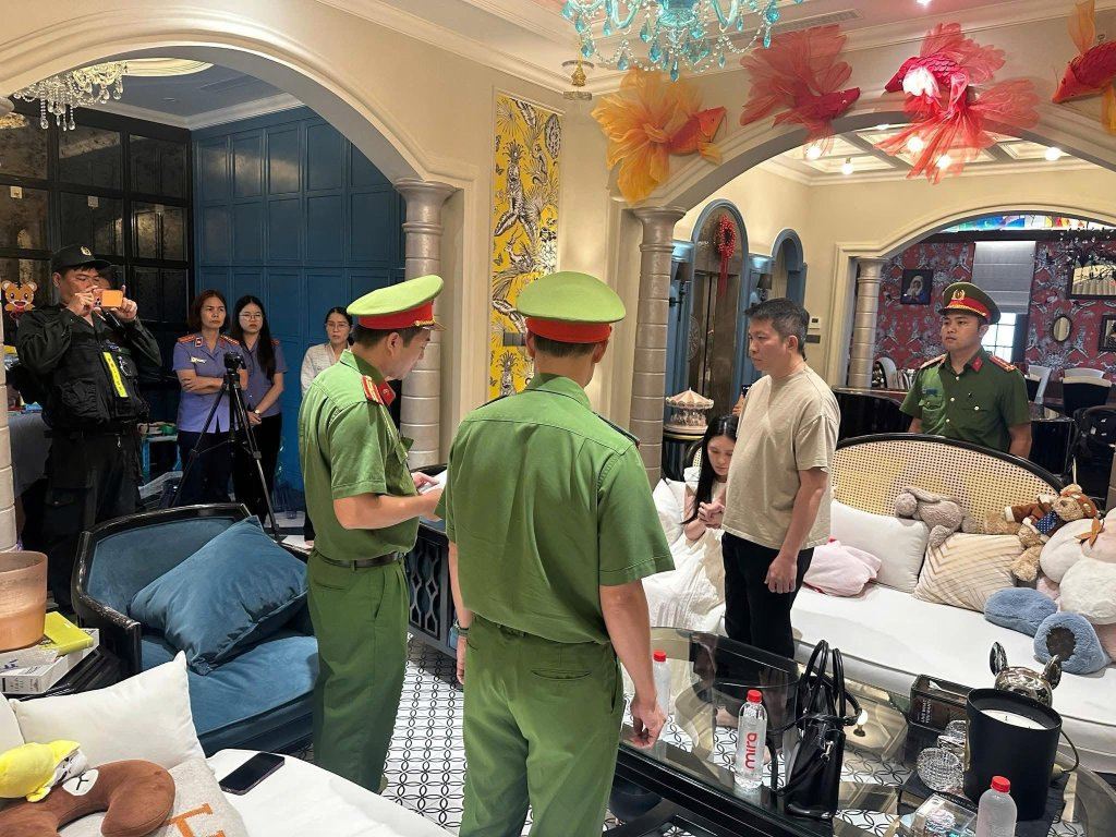 Đoàn Di Băng mếu máo, nắm chặt tay Nguyễn Quốc Vũ khicông an khám nhà, bắt tạm giam- Ảnh 1. Đoàn Di Băng mếu máo, nắm chặt tay Nguyễn Quốc Vũ khicông an khám nhà, bắt tạm giam- Ảnh 1.