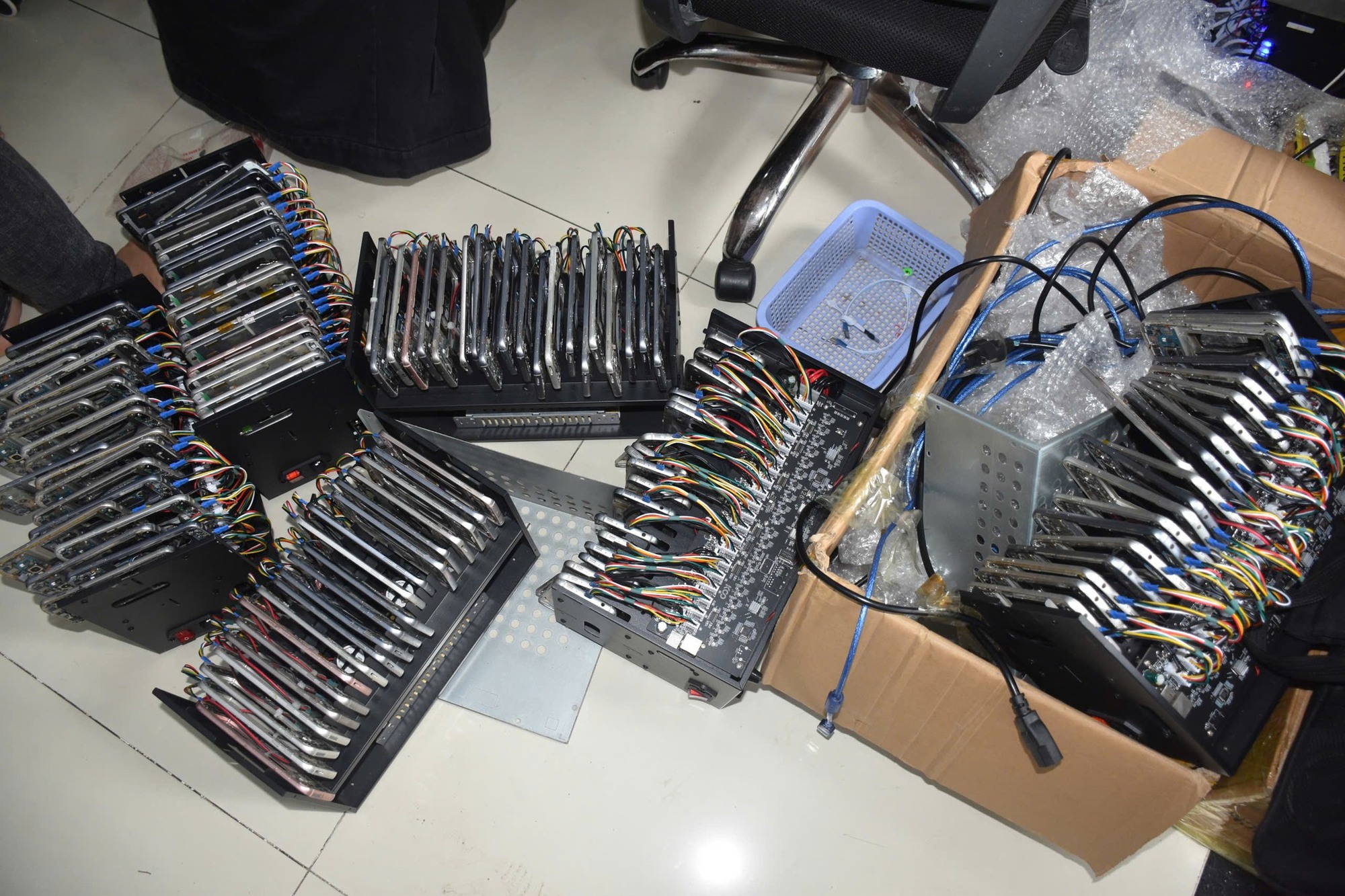 Đột kích "trang trại" 2.000 điện thoại ở Đà Nẵng: Chuyên "nuôi" tài khoản Zalo, Tinder ảo để phục vụ lừa đảo Campuchia- Ảnh 3. Đột kích "trang trại" 2.000 điện thoại ở Đà Nẵng: Chuyên "nuôi" tài khoản Zalo, Tinder ảo để phục vụ lừa đảo Campuchia- Ảnh 3.