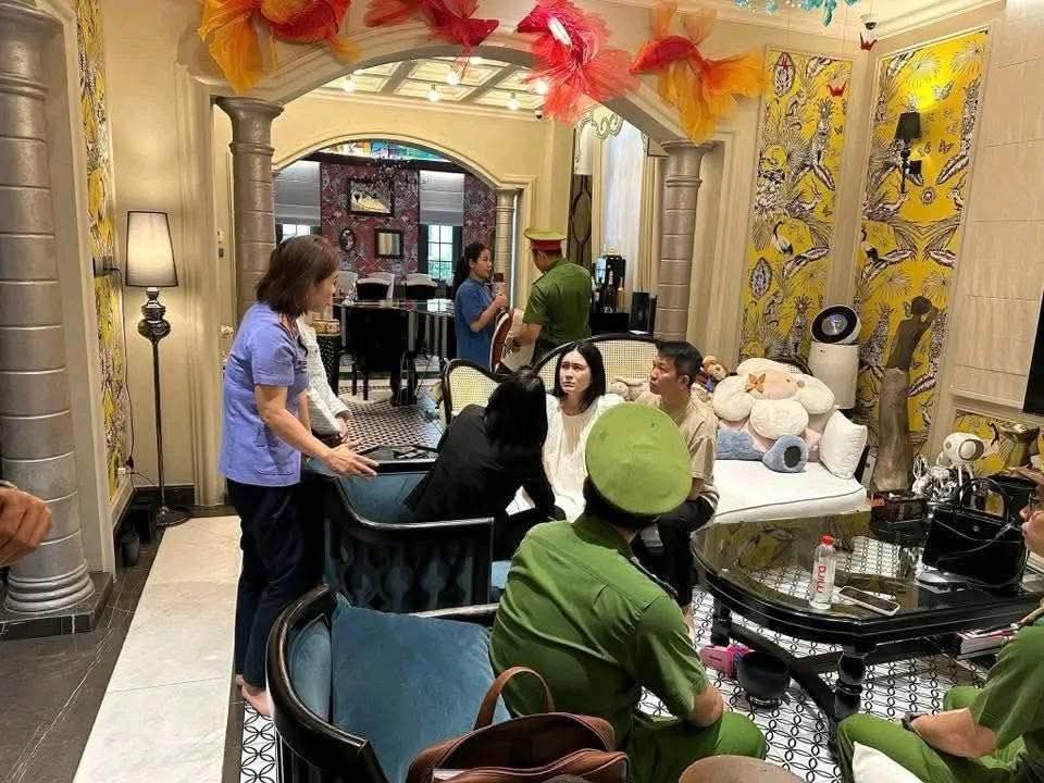 Đoàn Di Băng mếu máo, nắm chặt tay Nguyễn Quốc Vũ khicông an khám nhà, bắt tạm giam- Ảnh 2. Đoàn Di Băng mếu máo, nắm chặt tay Nguyễn Quốc Vũ khicông an khám nhà, bắt tạm giam- Ảnh 2.