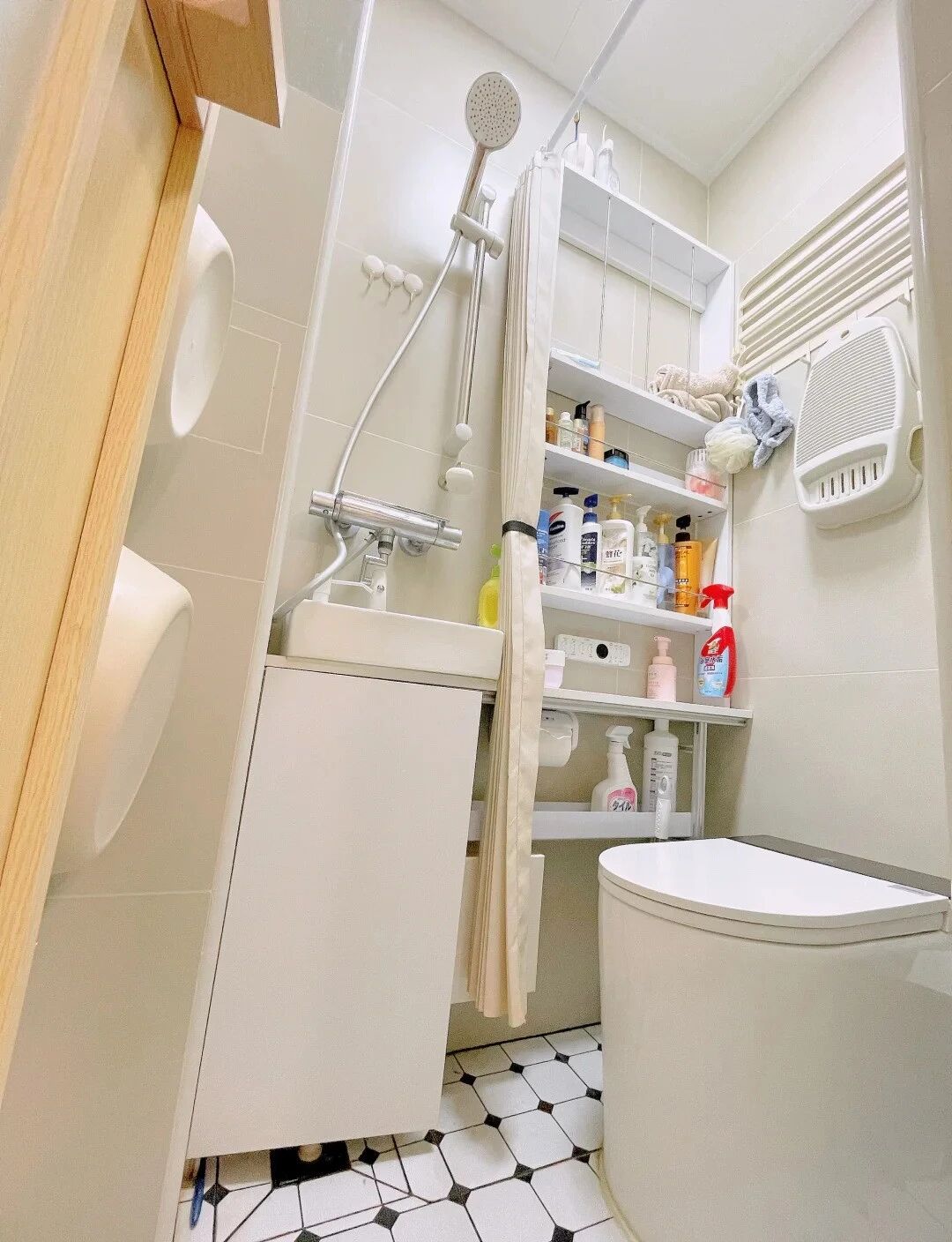 Căn hộ của người phụ nữ 37 tuổi gây sốt vì phòng tắm chỉ 1,4m² mà sang chảnh hơn cả khách sạn 5 sao- Ảnh 5.