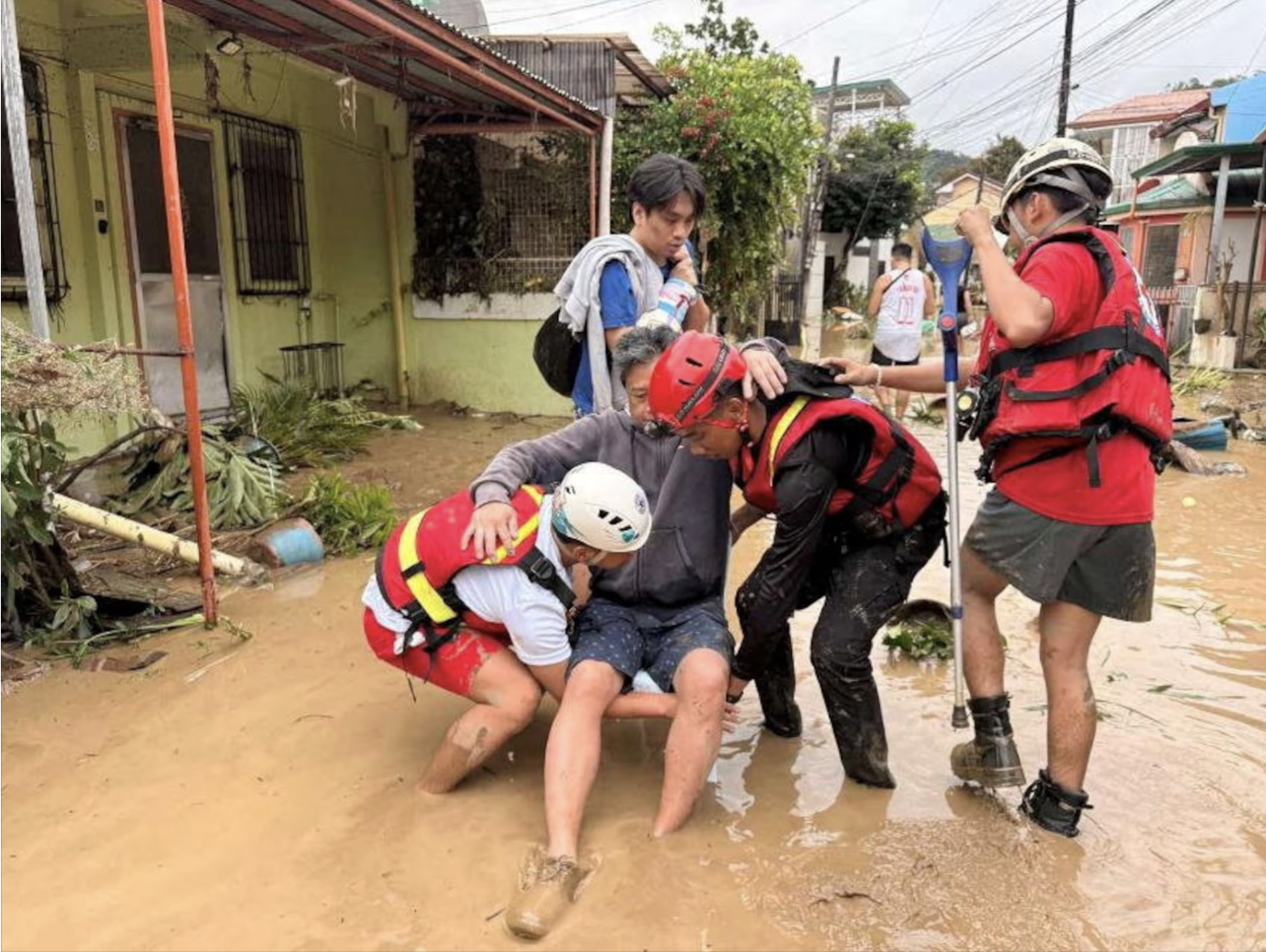 Bão Kalmaegi tàn phá Philippines: Ít nhất 46 người thiệt mạng, hàng chục nghìn người phải sơ tán - Ảnh 4.