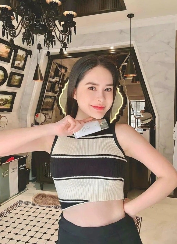 Đoàn Di Băng mếu máo, nắm chặt tay Nguyễn Quốc Vũ khicông an khám nhà, bắt tạm giam- Ảnh 5. Đoàn Di Băng mếu máo, nắm chặt tay Nguyễn Quốc Vũ khicông an khám nhà, bắt tạm giam- Ảnh 5.