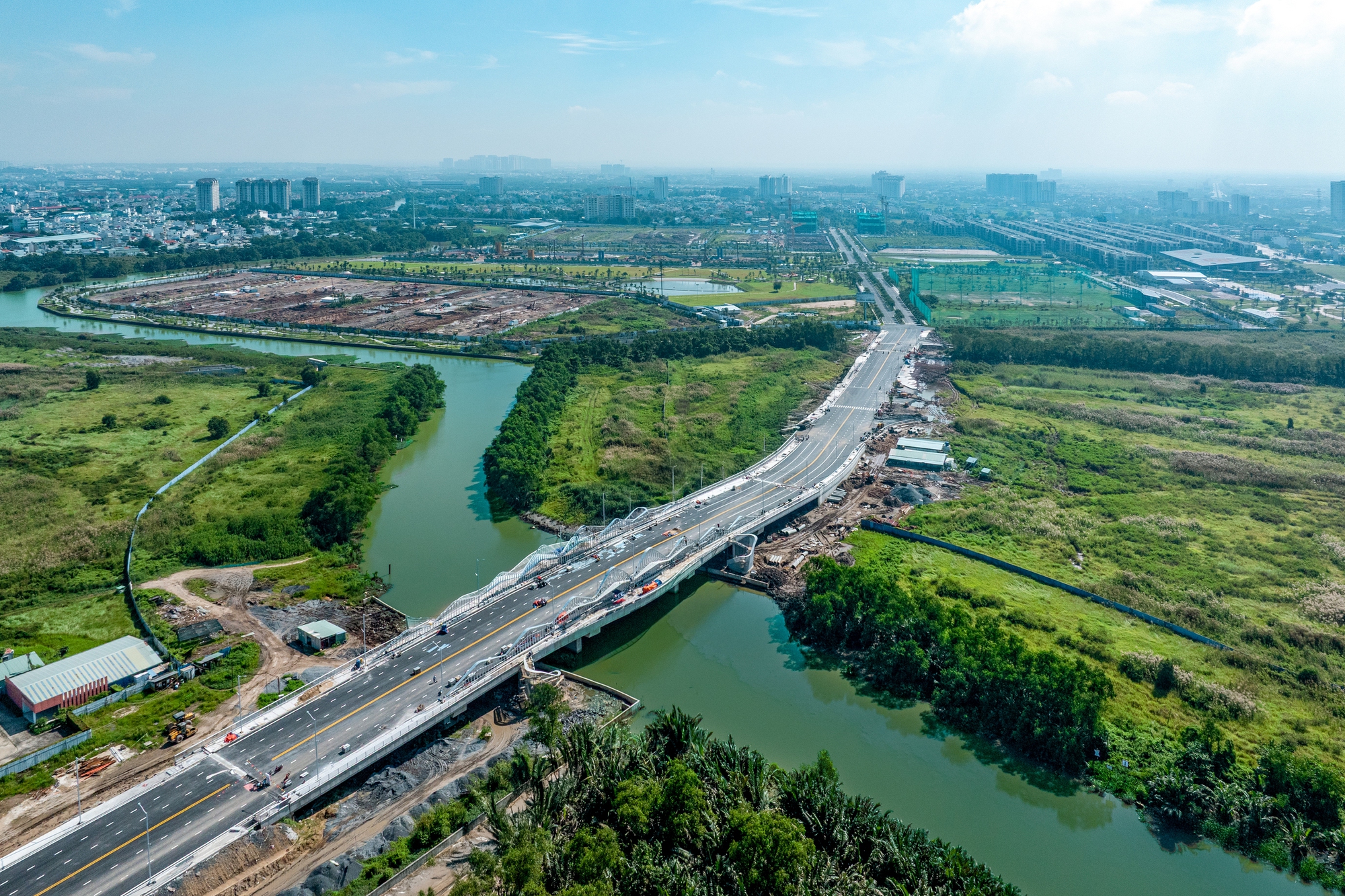 Vẽ lại bản đồ giao thông khu Đông: Tuyến đường dài 660m xuyên qua đô thị quốc tế “tỷ đô” chuẩn bị thông xe, giảm ùn tắc cho nút giao lớn nhất TP HCM - Ảnh 2. Vẽ lại bản đồ giao thông khu Đông: Tuyến đường dài 660m xuyên qua đô thị quốc tế “tỷ đô” chuẩn bị thông xe, giảm ùn tắc cho nút giao lớn nhất TP HCM - Ảnh 2.