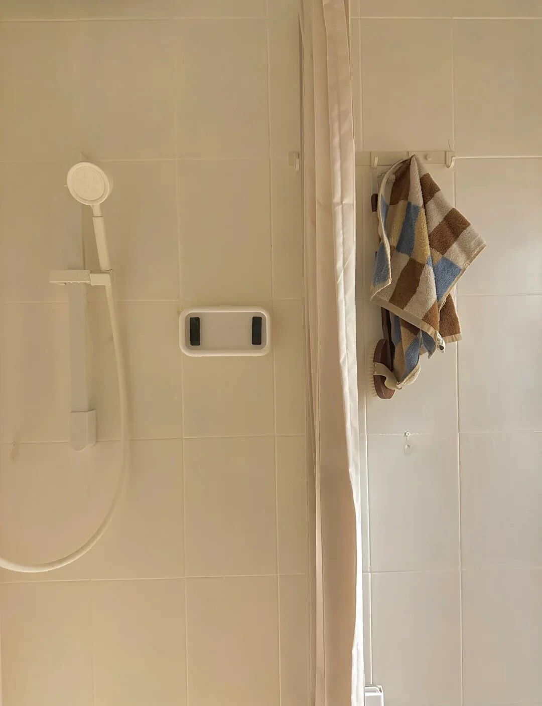 Căn hộ của người phụ nữ 37 tuổi gây sốt vì phòng tắm chỉ 1,4m² mà sang chảnh hơn cả khách sạn 5 sao- Ảnh 3.