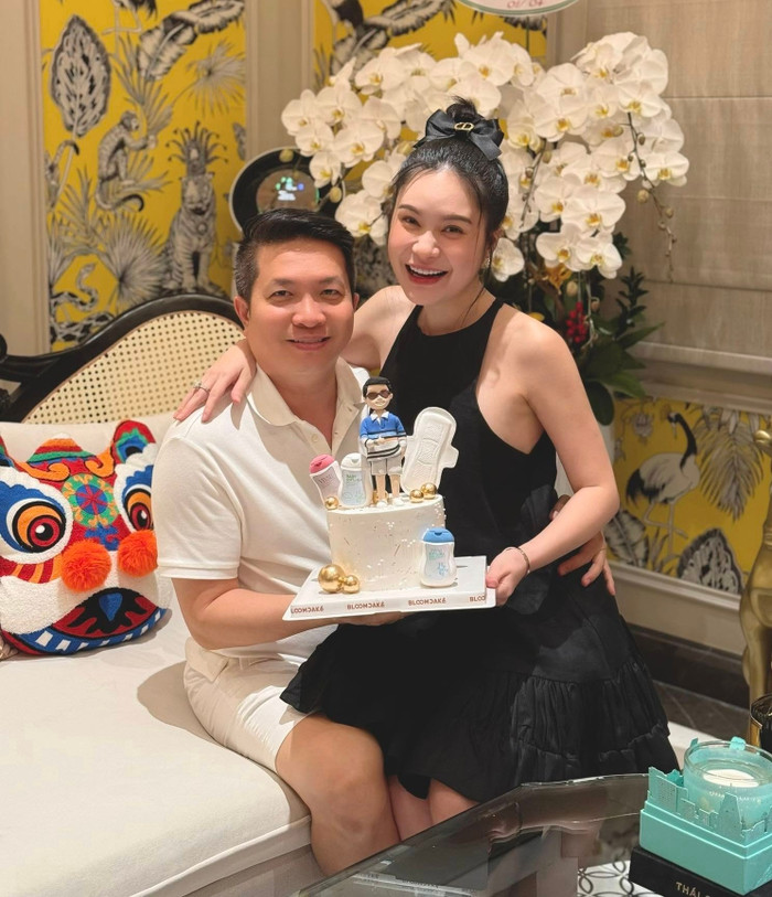 Đoàn Di Băng mếu máo, nắm chặt tay Nguyễn Quốc Vũ khicông an khám nhà, bắt tạm giam- Ảnh 7. Đoàn Di Băng mếu máo, nắm chặt tay Nguyễn Quốc Vũ khicông an khám nhà, bắt tạm giam- Ảnh 7.