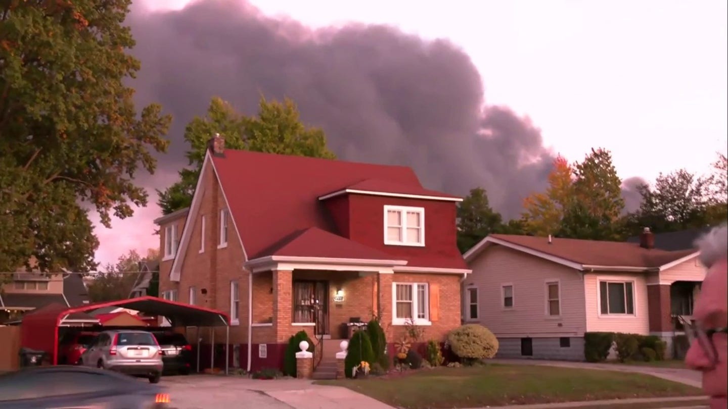 Tai nạn máy bay chở hàng “gây hỗn loạn” ở Mỹ - Ảnh 3. Tai nạn máy bay chở hàng “gây hỗn loạn” ở Mỹ - Ảnh 2.