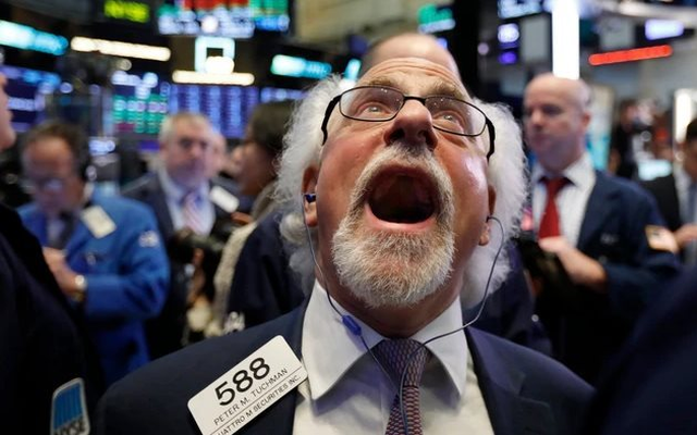 Các cá voi “xả” gần 2 tỷ USD Bitcoin ngay trước khi BTC rơi thủng 100.000 USD - Ảnh 1.