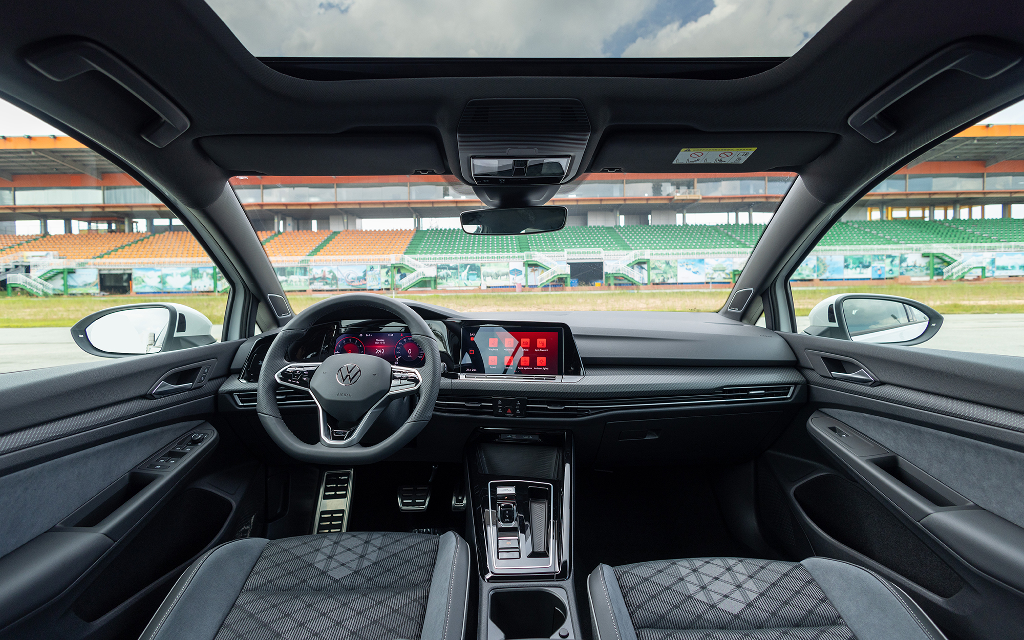 Volkswagen Golf ra mắt Việt Nam: Giá từ 798 triệu đồng, 6 phiên bản, mạnh nhất gần 320hp, thách thức Civic- Ảnh 11. Volkswagen Golf ra mắt Việt Nam: Giá từ 798 triệu đồng, 6 phiên bản, mạnh nhất gần 320hp, thách thức Civic- Ảnh 11.