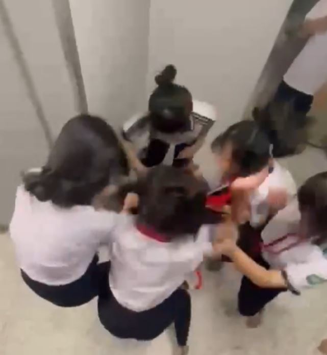 3 vụ BLHĐ nghiêm trọng xảy ra trong vài ngày: Đáng sợ không phải hành vi, mà là sự lạnh lùng của những đứa trẻ!- Ảnh 2.