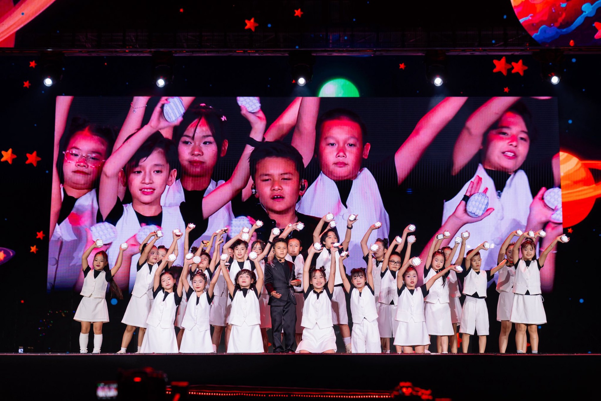 Con trai 8 tuổi của Đan Trường có 3 công ty: Thương hiệu ở Campuchia được mở với mục đích bất ngờ- Ảnh 7. Con trai 8 tuổi của Đan Trường có 3 công ty: Thương hiệu ở Campuchia được mở với mục đích bất ngờ- Ảnh 7.