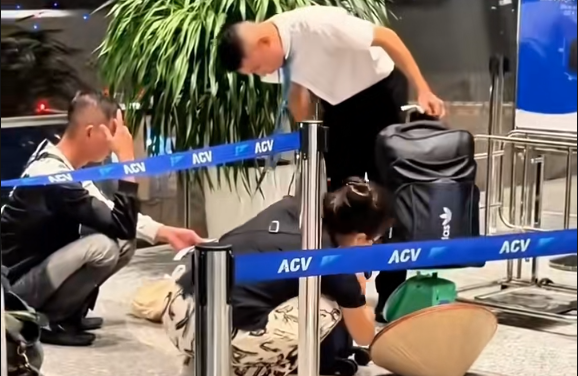 Sau phản ánh việc cân hành lý xách tay ở cửa ra máy bay, Cục Hàng không gửi văn bản yêu cầu rà soát- Ảnh 1.