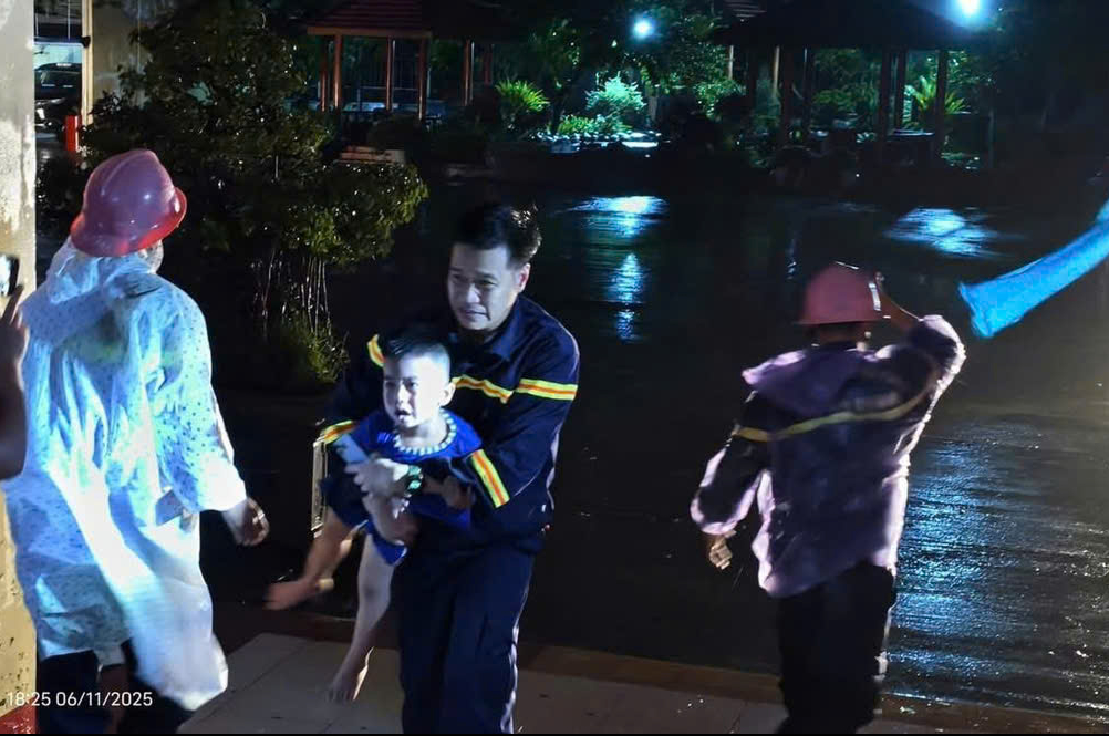 Căng mình giải cứu người dân bị sập nhà do bão số 13 Kalmaegi tại Đắk Lắk - Ảnh 3.