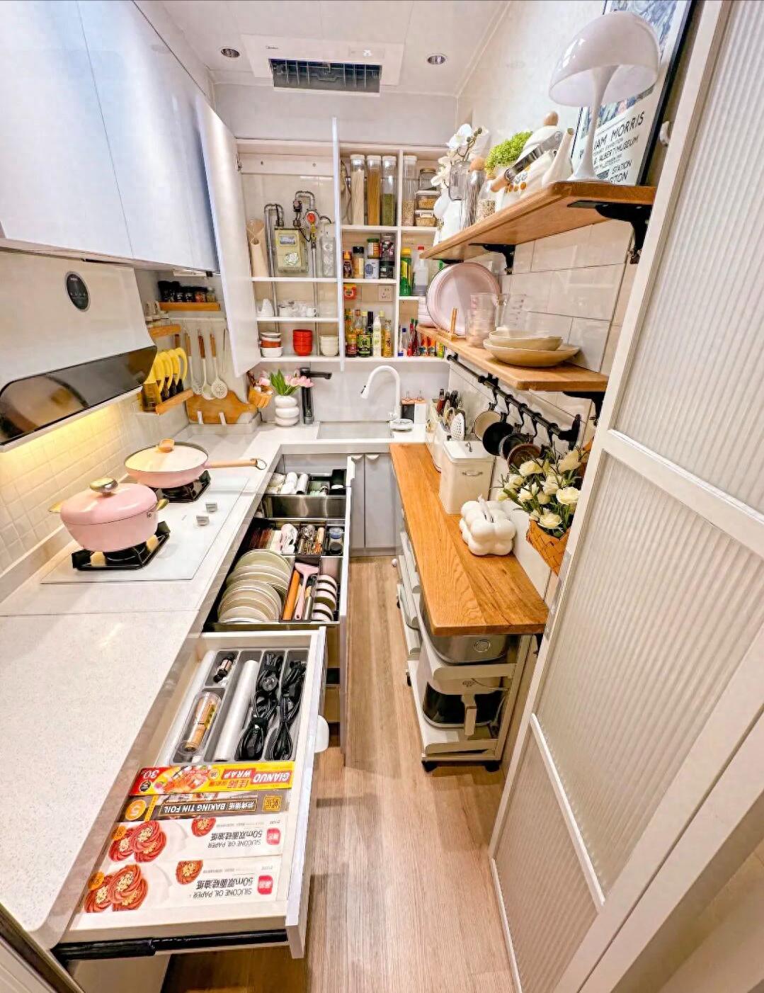 Căn bếp 3m² của người phụ nữ trung niên khiến mạng xã hội trầm trồ: Nhỏ nhưng sang, gọn, như một góc sống trong mơ- Ảnh 1. Căn bếp 3m² của người phụ nữ trung niên khiến mạng xã hội trầm trồ: Nhỏ nhưng sang, gọn, như một góc sống trong mơ- Ảnh 1.