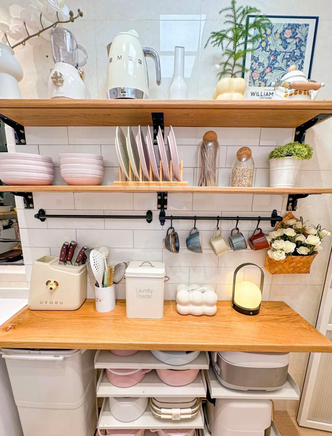 Căn bếp 3m² của người phụ nữ trung niên khiến mạng xã hội trầm trồ: Nhỏ nhưng sang, gọn, như một góc sống trong mơ- Ảnh 3. Căn bếp 3m² của người phụ nữ trung niên khiến mạng xã hội trầm trồ: Nhỏ nhưng sang, gọn, như một góc sống trong mơ- Ảnh 3.