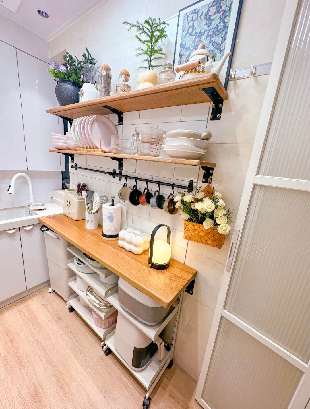 Căn bếp 3m² của người phụ nữ trung niên khiến mạng xã hội trầm trồ: Nhỏ nhưng sang, gọn, như một góc sống trong mơ- Ảnh 2. Căn bếp 3m² của người phụ nữ trung niên khiến mạng xã hội trầm trồ: Nhỏ nhưng sang, gọn, như một góc sống trong mơ- Ảnh 2.