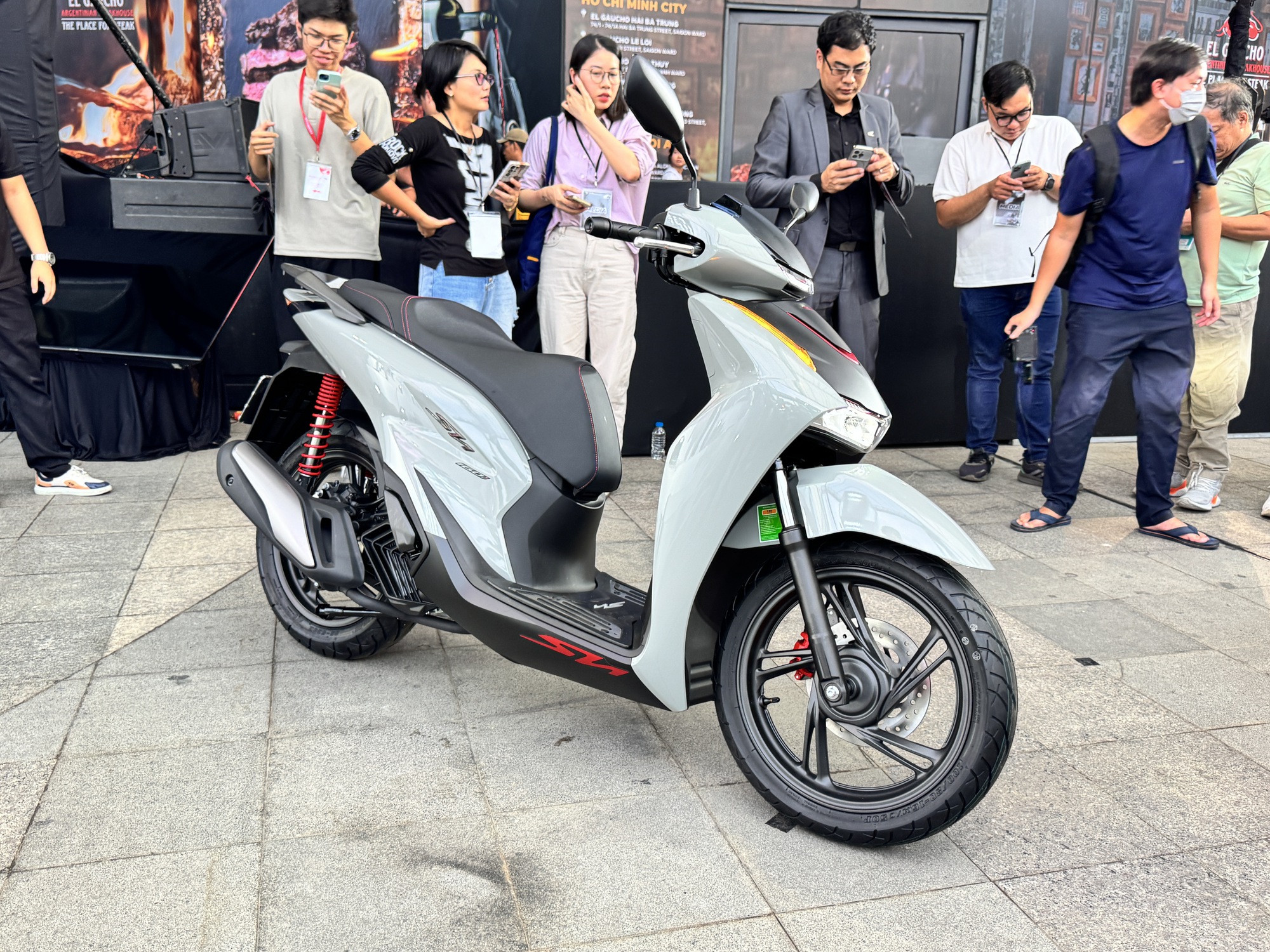 Honda Việt Nam đồng loạt ra 3 xe máy mới: Đều là xe tay ga, giá bán 40-104 triệu đồng, có mẫu cốp ‘siêu rộng’- Ảnh 1. Honda Việt Nam đồng loạt ra 3 xe máy mới: Đều là xe tay ga, giá bán 40-104 triệu đồng, có mẫu cốp ‘siêu rộng’- Ảnh 1.