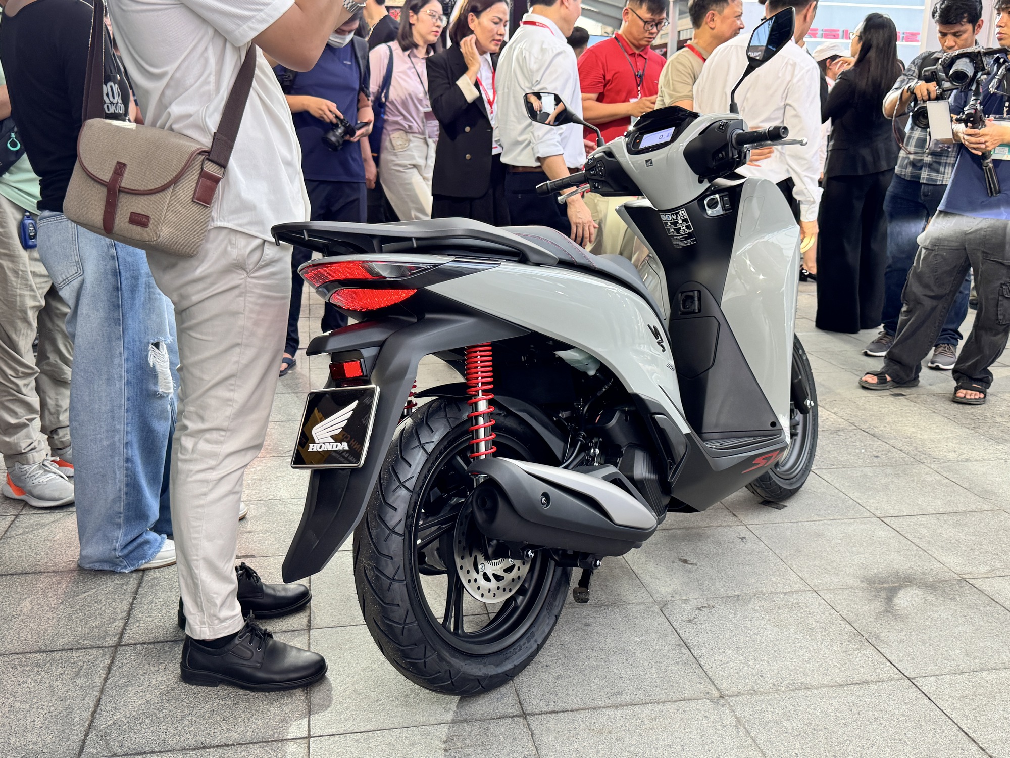 Honda Việt Nam đồng loạt ra 3 xe máy mới: Đều là xe tay ga, giá bán 40-104 triệu đồng, có mẫu cốp ‘siêu rộng’- Ảnh 3. Honda Việt Nam đồng loạt ra 3 xe máy mới: Đều là xe tay ga, giá bán 40-104 triệu đồng, có mẫu cốp ‘siêu rộng’- Ảnh 3.