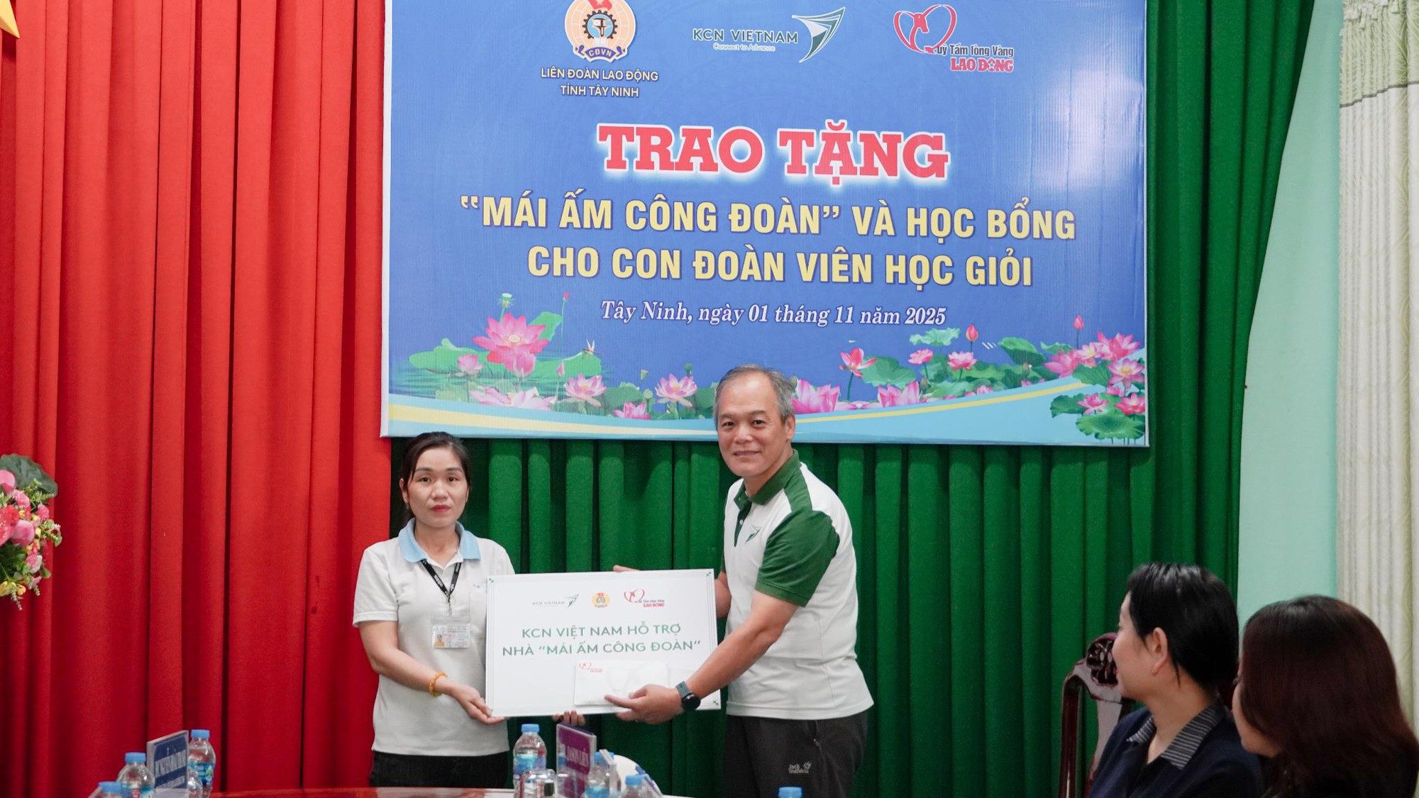 Tập đoàn KCN Việt Nam khởi động chuỗi hoạt động hỗ trợ cộng đồng “KCN Việt Nam - Gắn Kết Hướng Tương Lai” - Ảnh 1.