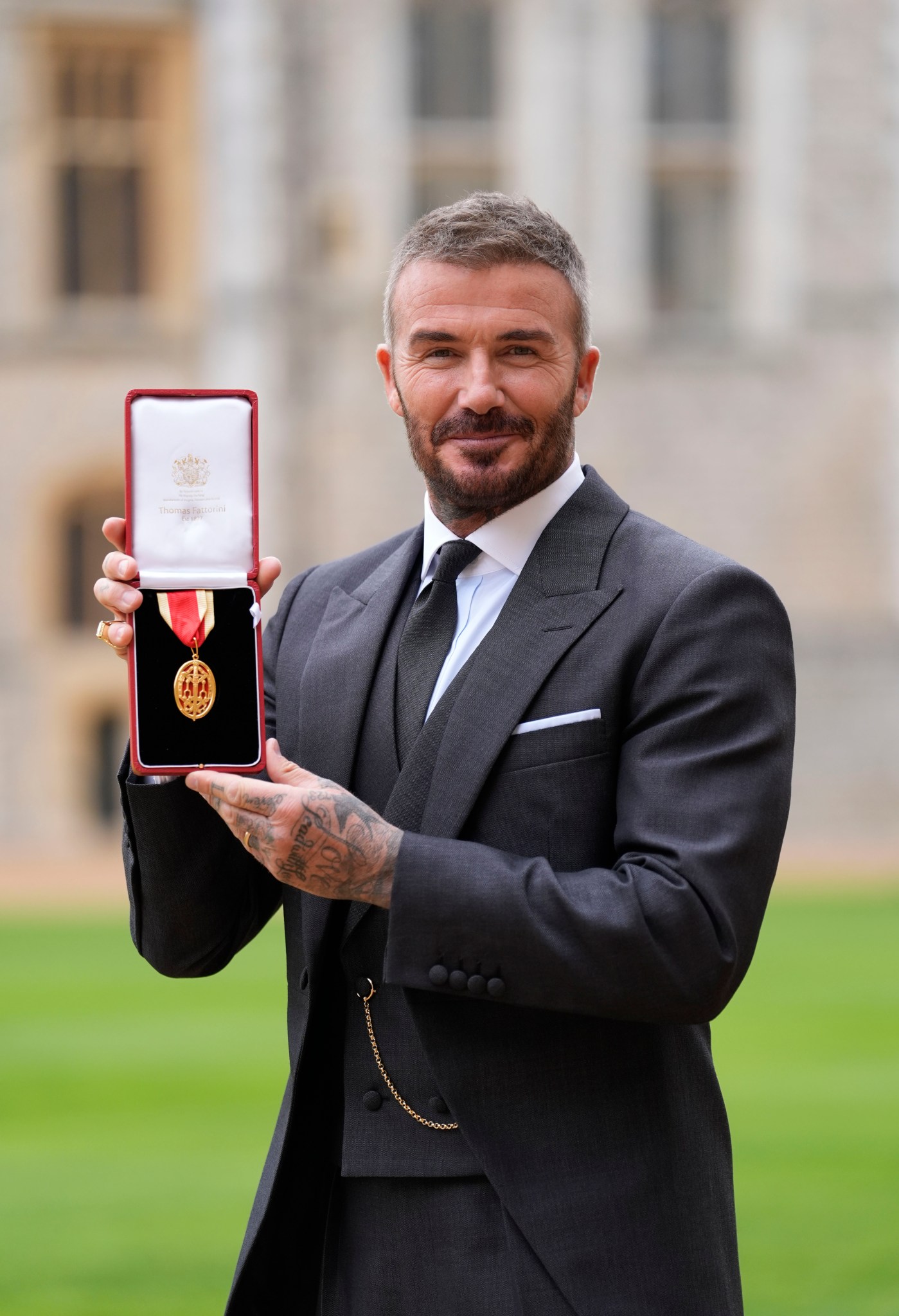 Vì sao lại gọi David Beckham là Sir David?- Ảnh 1. Vì sao lại gọi David Beckham là Sir David?- Ảnh 1.