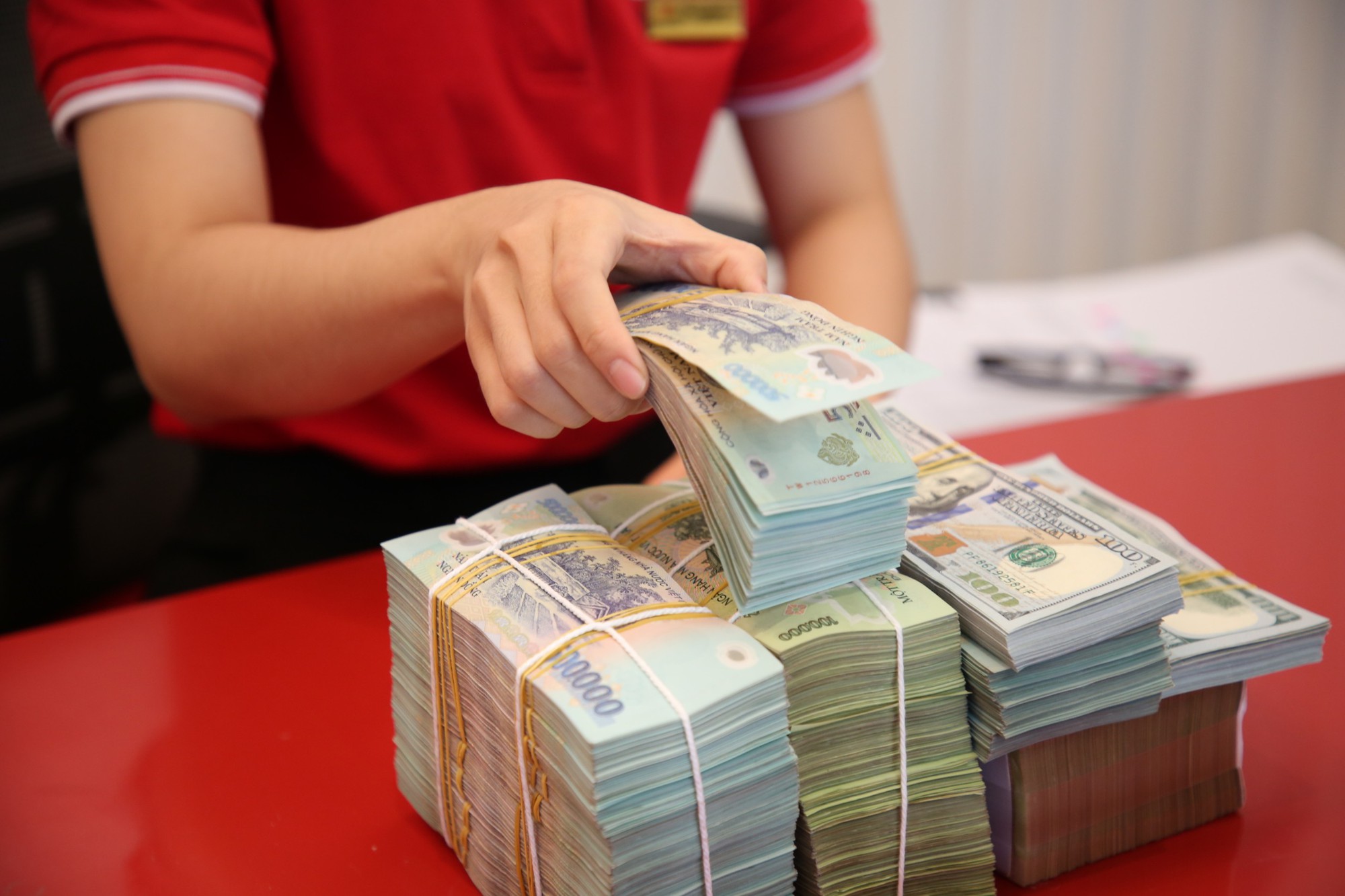 Nhiều ngân hàng tăng lãi suất tiết kiệm , cuộc đua lãi suất nóng lên - Ảnh 1.