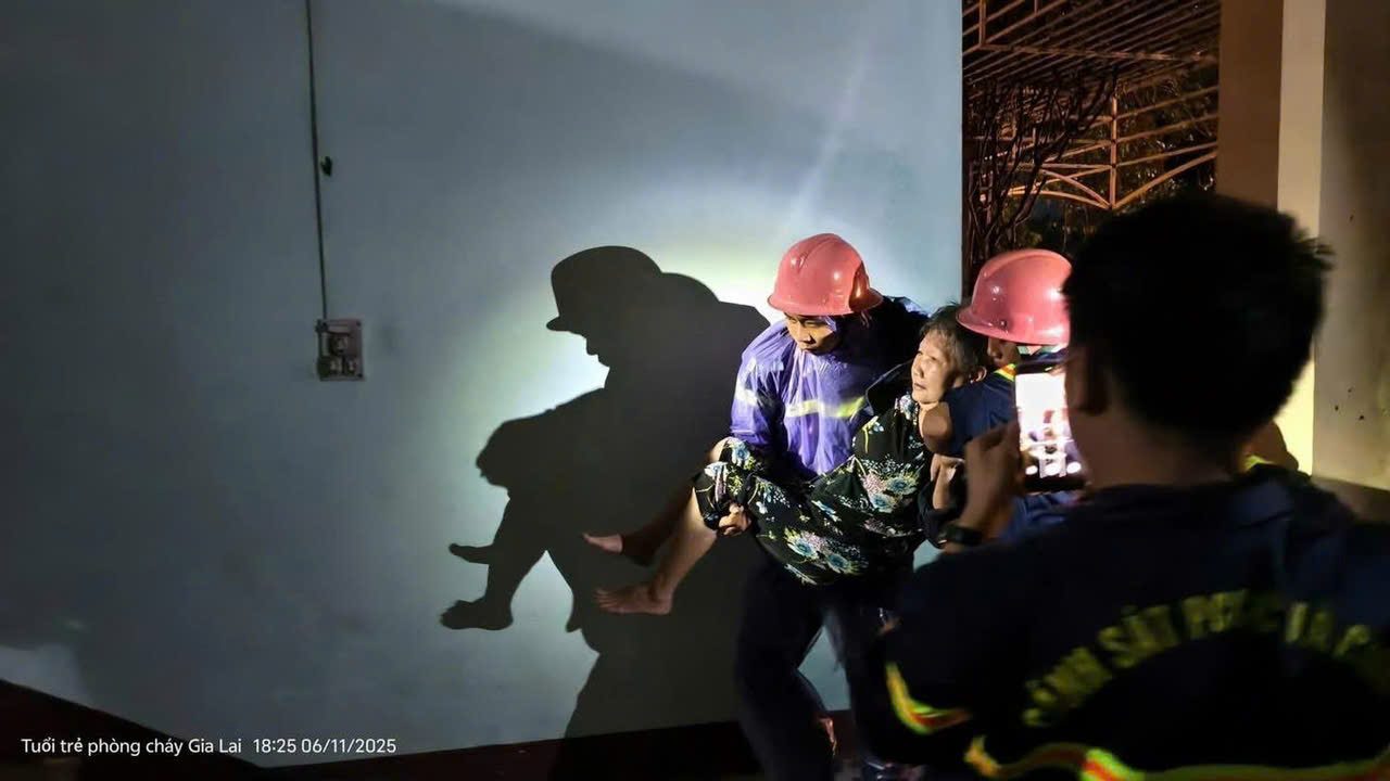 Căng mình giải cứu người dân bị sập nhà do bão số 13 Kalmaegi tại Đắk Lắk - Ảnh 2.