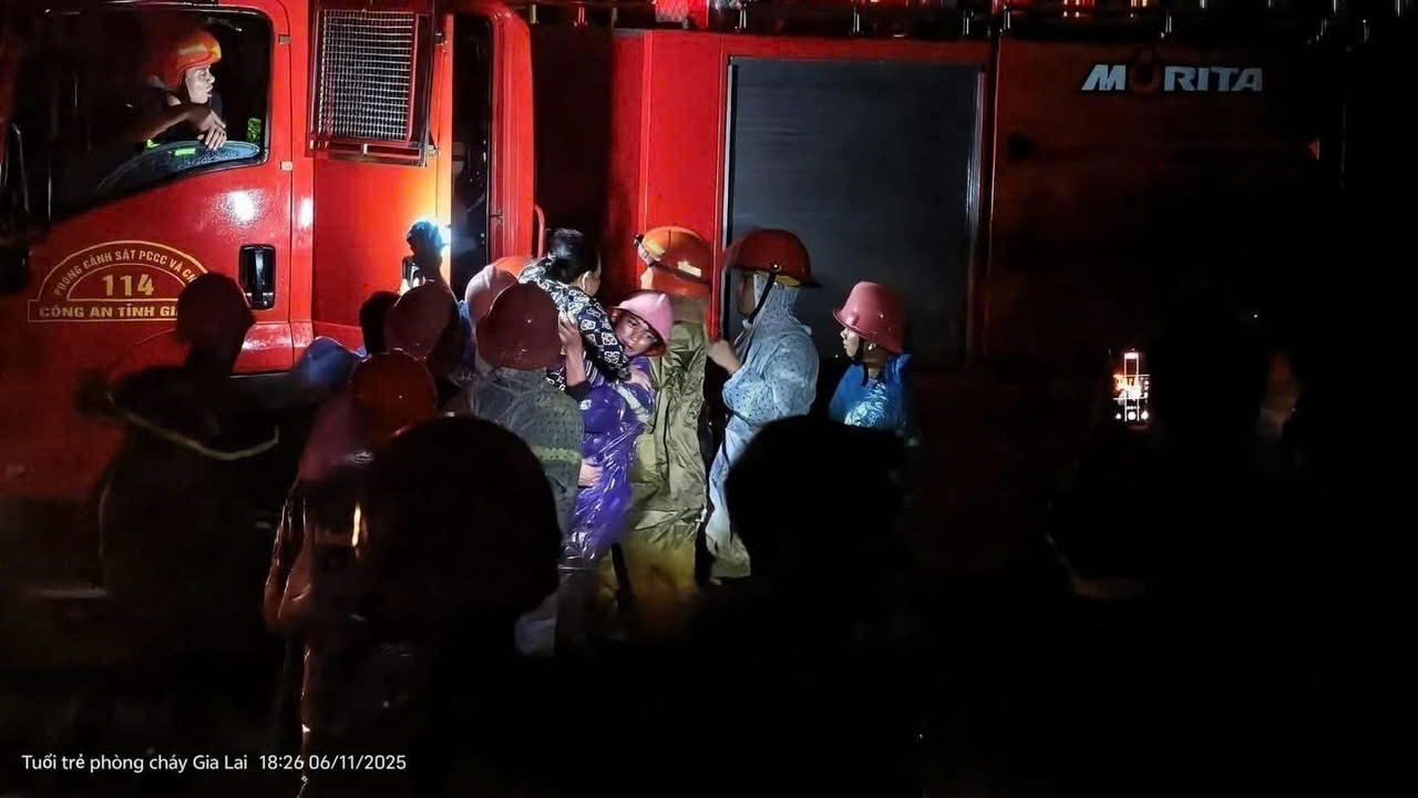 Căng mình giải cứu người dân bị sập nhà do bão số 13 Kalmaegi tại Đắk Lắk - Ảnh 1.