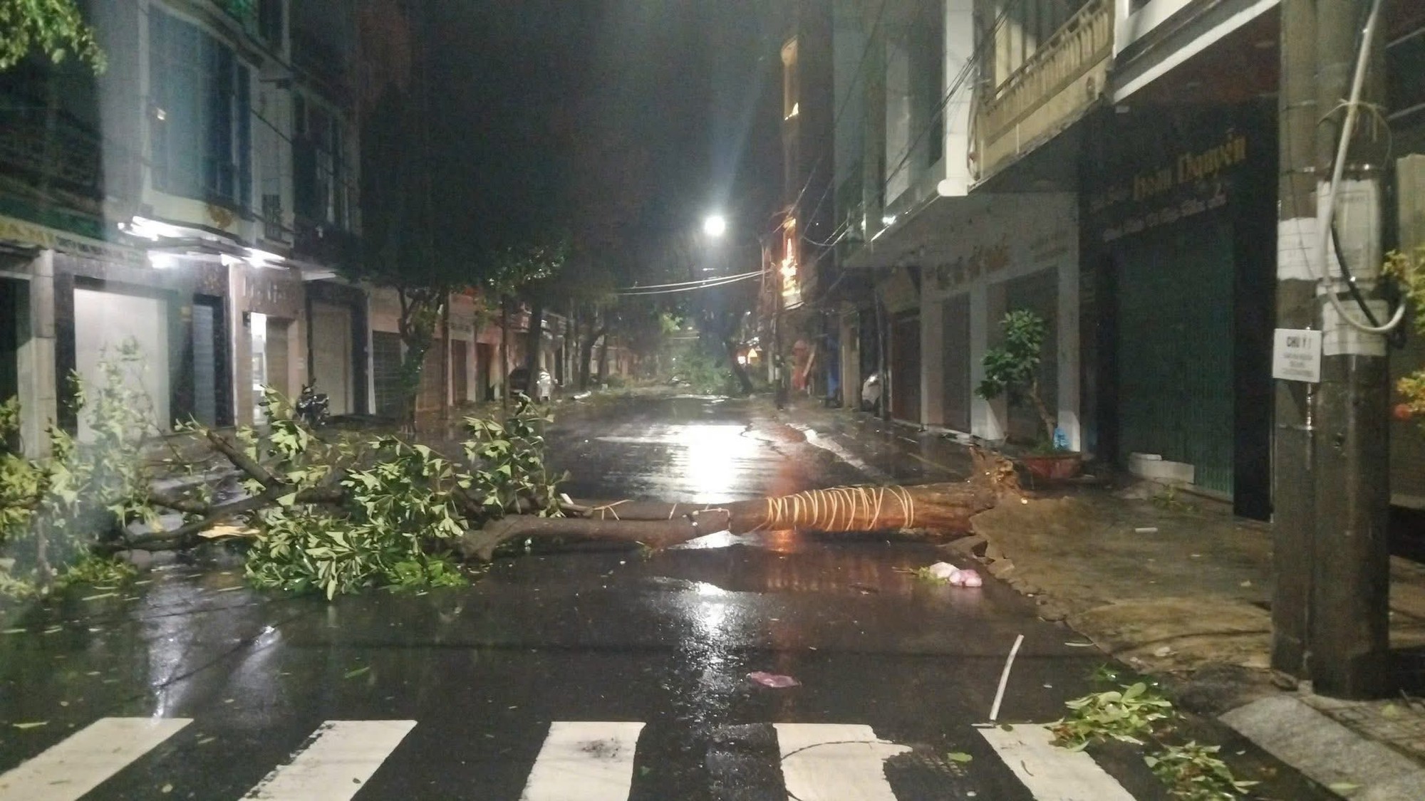 Hãi hùng cảnh tượng nhà sao Vbiz tan hoang, đầy bùn đất sau khi cơn bão 13 càn quét qua- Ảnh 5. Hãi hùng cảnh tượng nhà sao Vbiz tan hoang, đầy bùn đất sau khi cơn bão 13 càn quét qua- Ảnh 5.