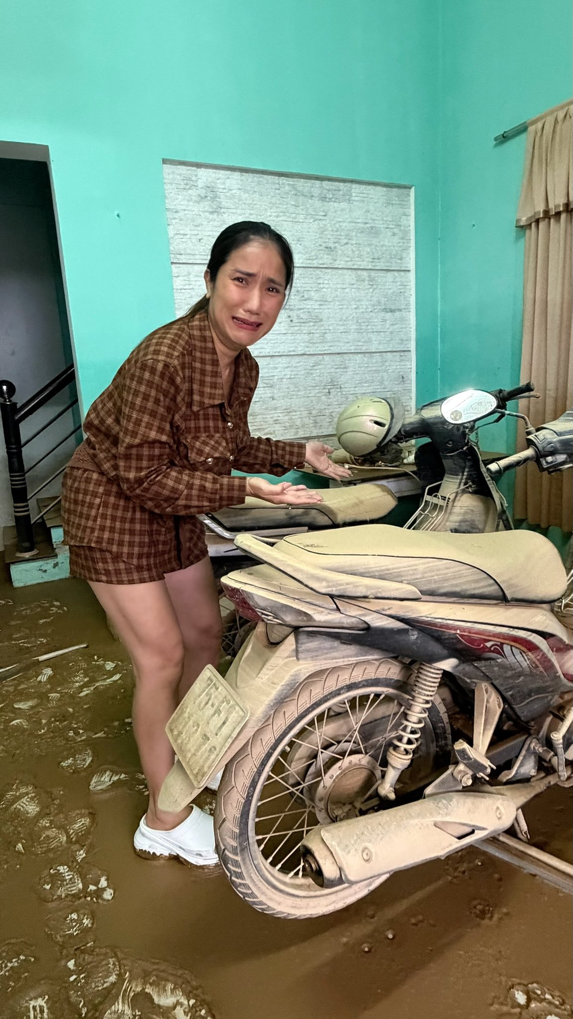 Hãi hùng cảnh tượng nhà sao Vbiz tan hoang, đầy bùn đất sau khi cơn bão 13 càn quét qua- Ảnh 4. Hãi hùng cảnh tượng nhà sao Vbiz tan hoang, đầy bùn đất sau khi cơn bão 13 càn quét qua- Ảnh 4.