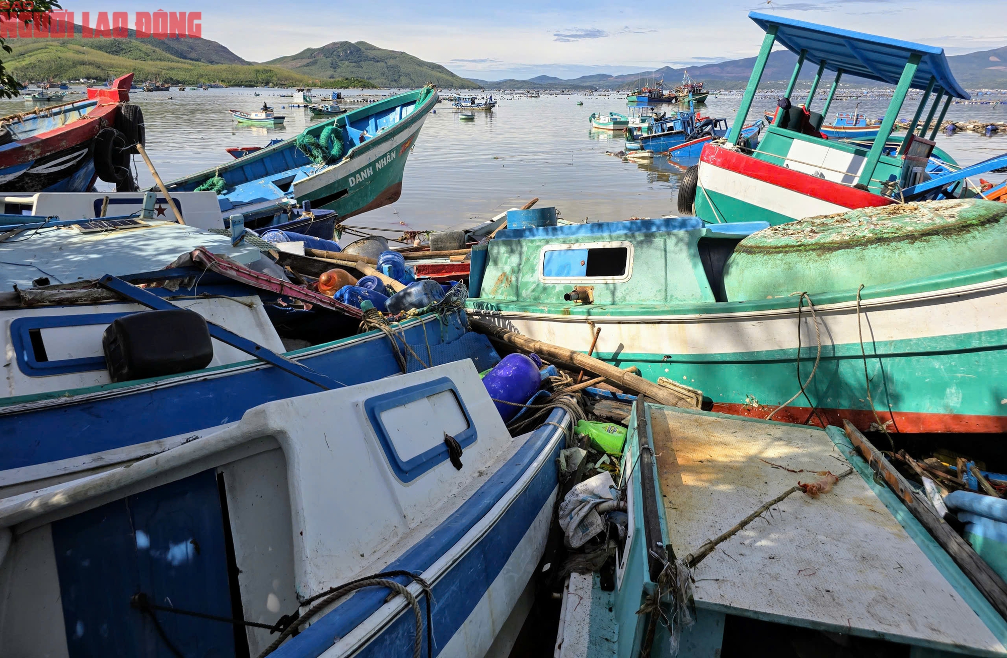 Người dân ngao ngán nhìn hàng trăm chiếc tàu sếp chồng lên nhau sau bão số 13 - Ảnh 5.