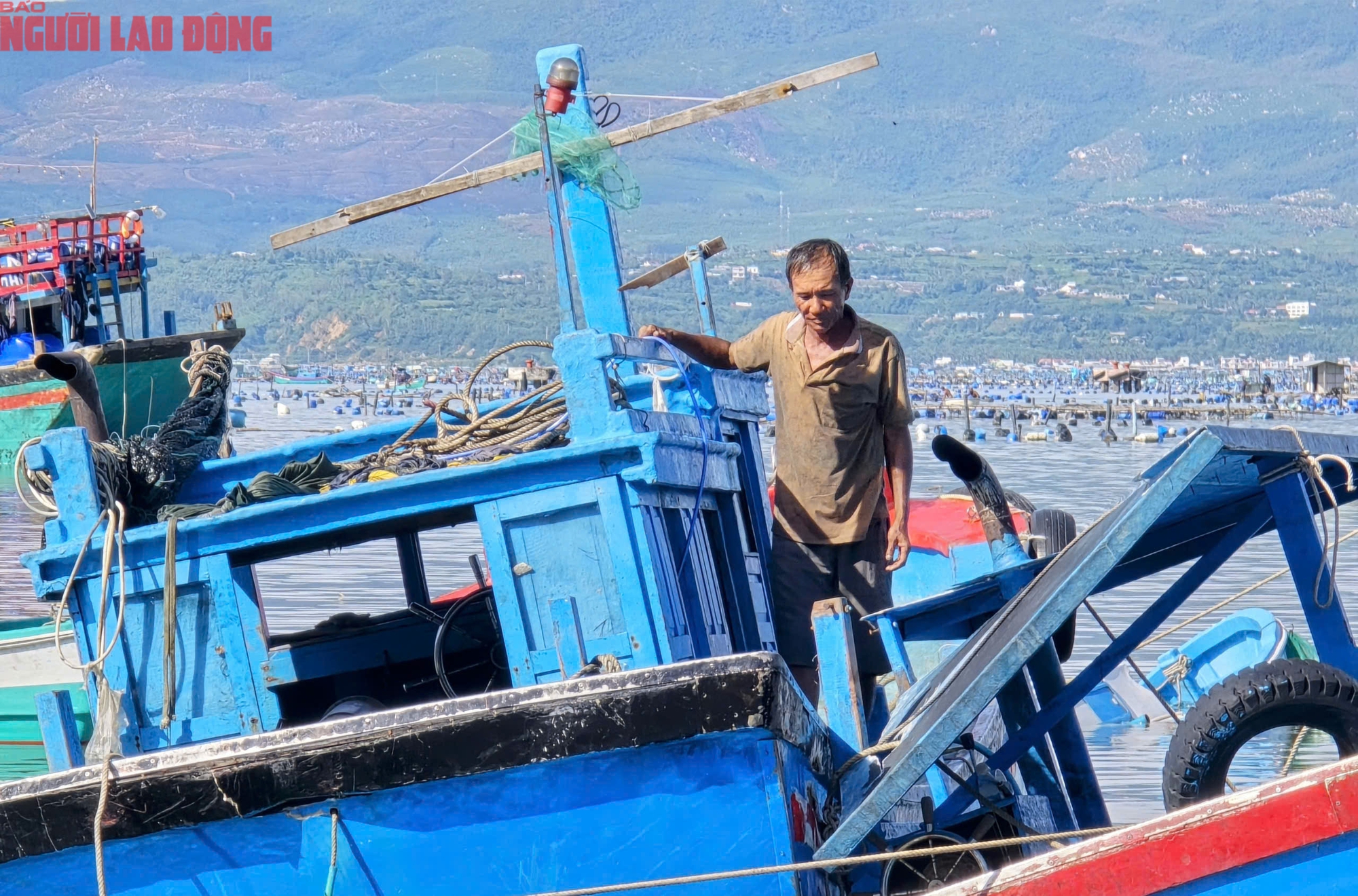 Người dân ngao ngán nhìn hàng trăm chiếc tàu sếp chồng lên nhau sau bão số 13 - Ảnh 10.