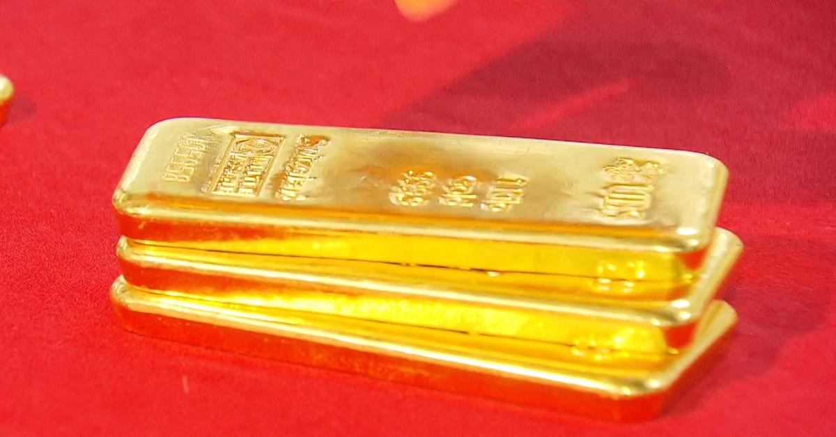 Người phụ nữ đem gần 14 chỉ vàng đi bán đúng ngày giá cao, cửa hàng lạnh lùng thông báo: "Đúng số sê ri nhưng vàng của bà là giả" - Ảnh 1.