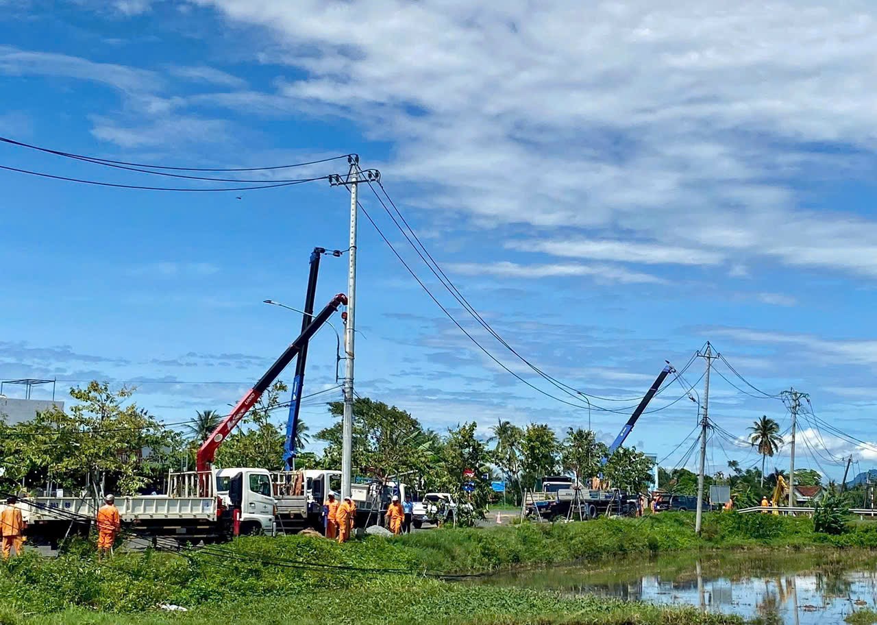 EVNCPC: Cấp điện trở lại cho hơn 1,19 triệu khách hàng sau bão số 13 Kalmaegi - Ảnh 3. EVNCPC: Cấp điện trở lại cho hơn 1,19 triệu khách hàng sau bão số 13 Kalmaegi - Ảnh 3.