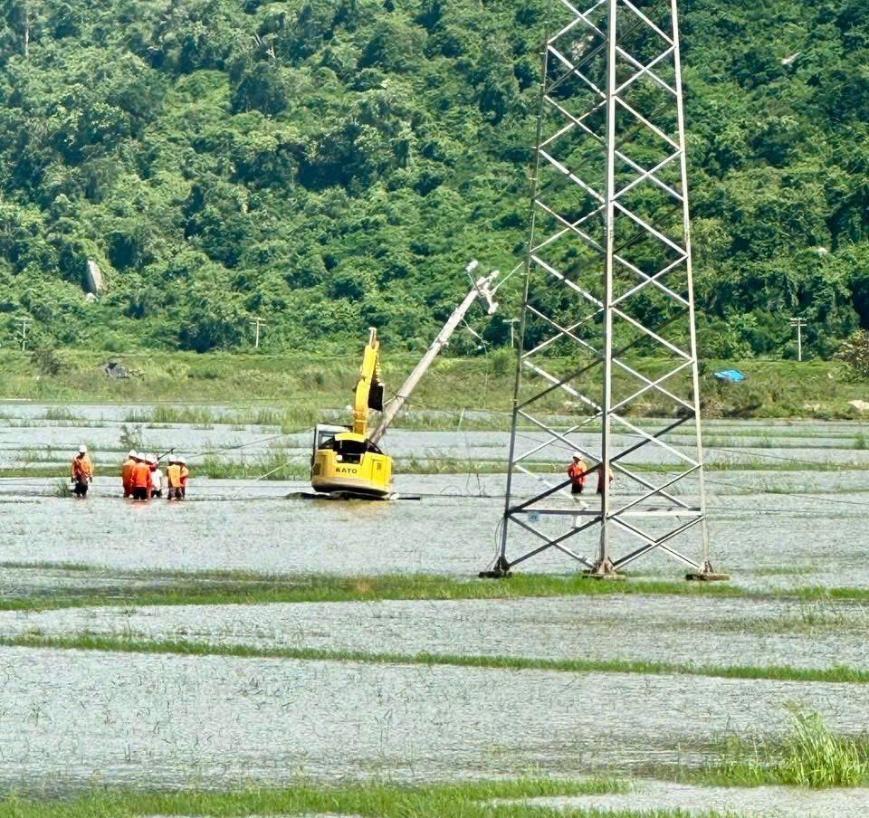 EVNCPC: Cấp điện trở lại cho hơn 1,19 triệu khách hàng sau bão số 13 Kalmaegi - Ảnh 4. EVNCPC: Cấp điện trở lại cho hơn 1,19 triệu khách hàng sau bão số 13 Kalmaegi - Ảnh 4.