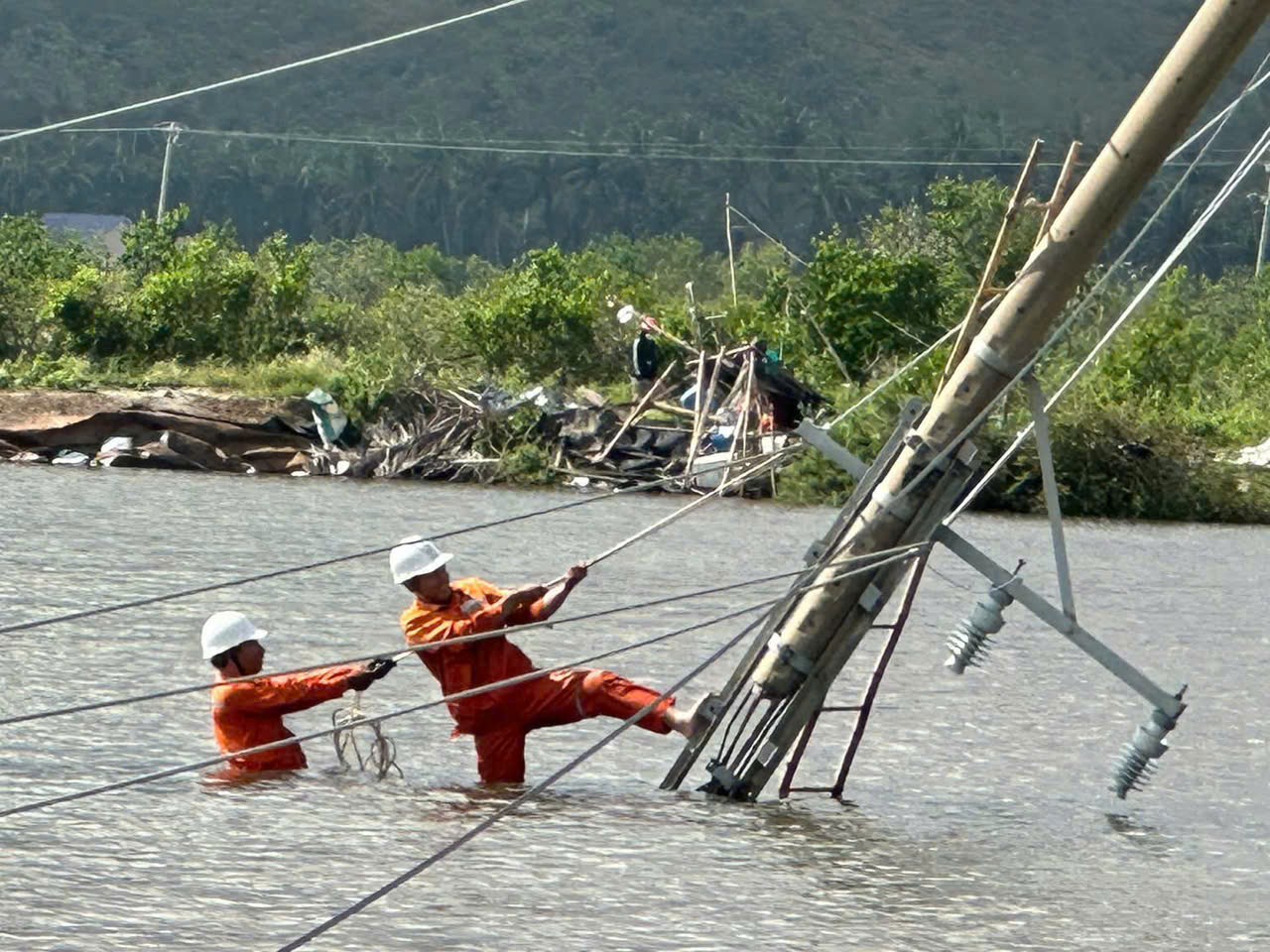 EVNCPC: Cấp điện trở lại cho hơn 1,19 triệu khách hàng sau bão số 13 Kalmaegi - Ảnh 6. EVNCPC: Cấp điện trở lại cho hơn 1,19 triệu khách hàng sau bão số 13 Kalmaegi - Ảnh 6.
